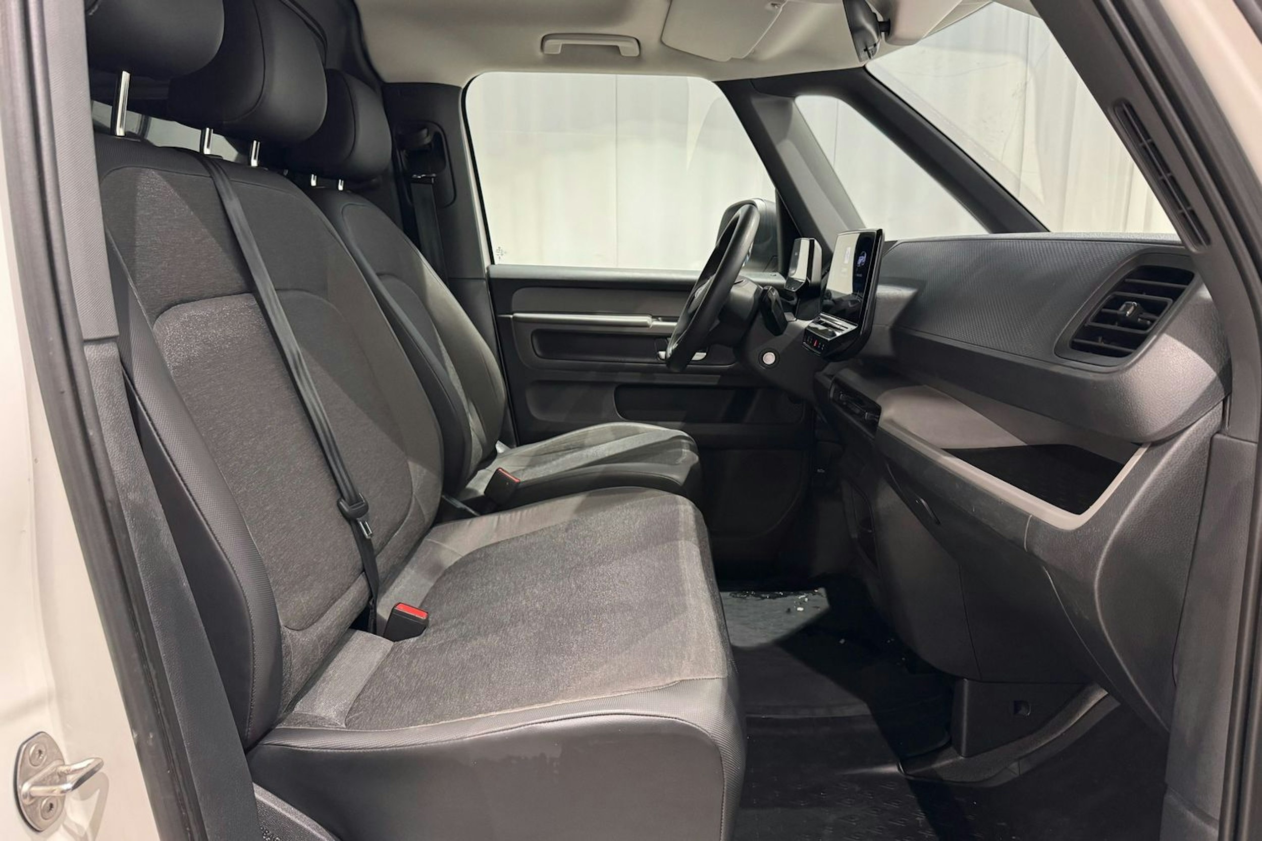 valkoinen Volkswagen ID. Buzz Cargo 2023 kuva 29.