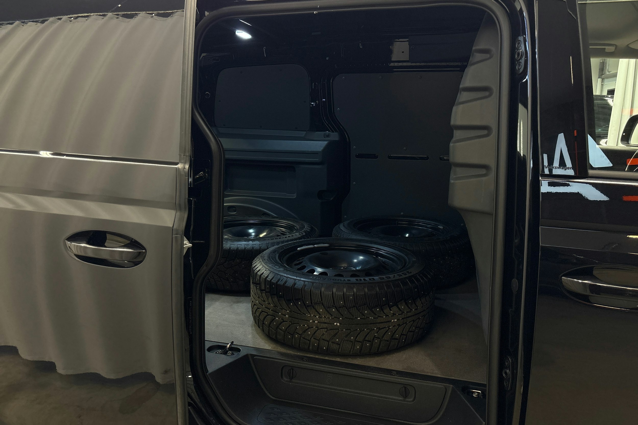musta Volkswagen ID. Buzz Cargo 2023 kuva 11.
