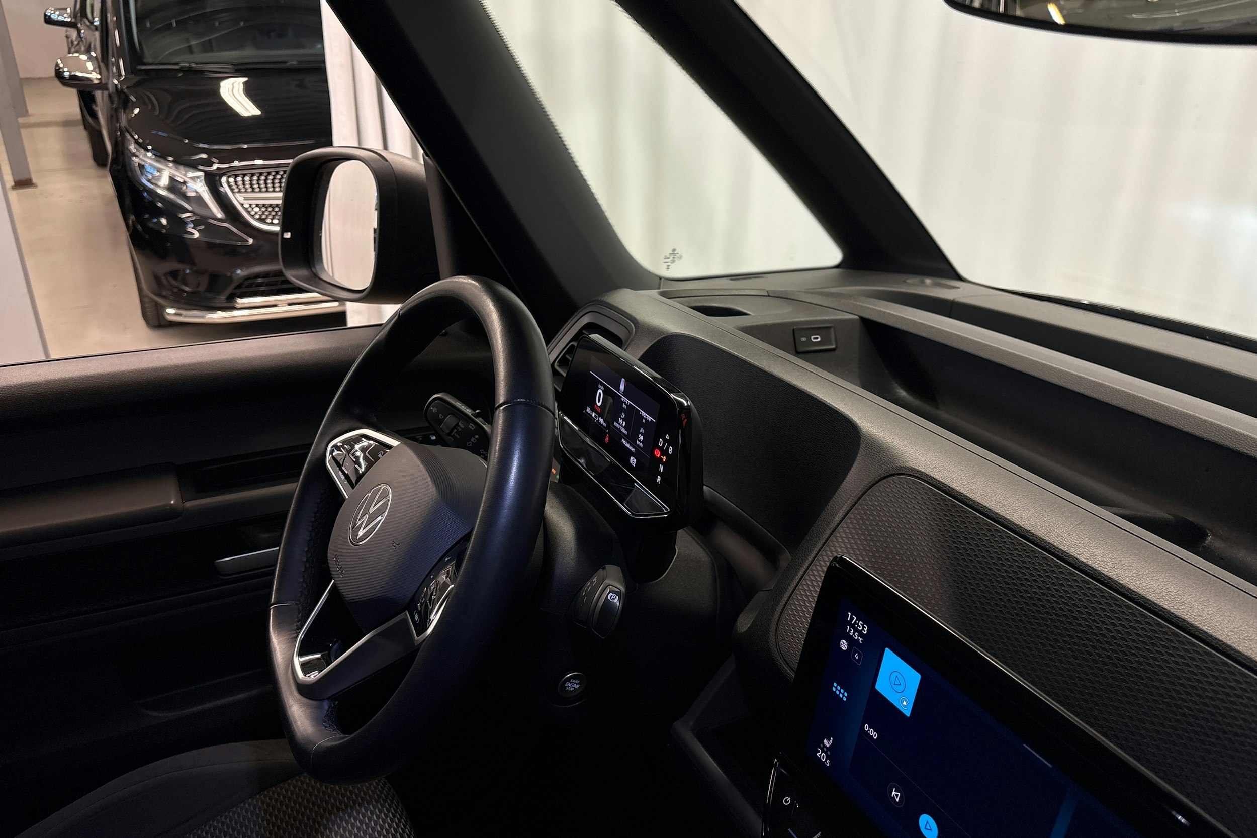 musta Volkswagen ID. Buzz Cargo 2023 kuva 15.