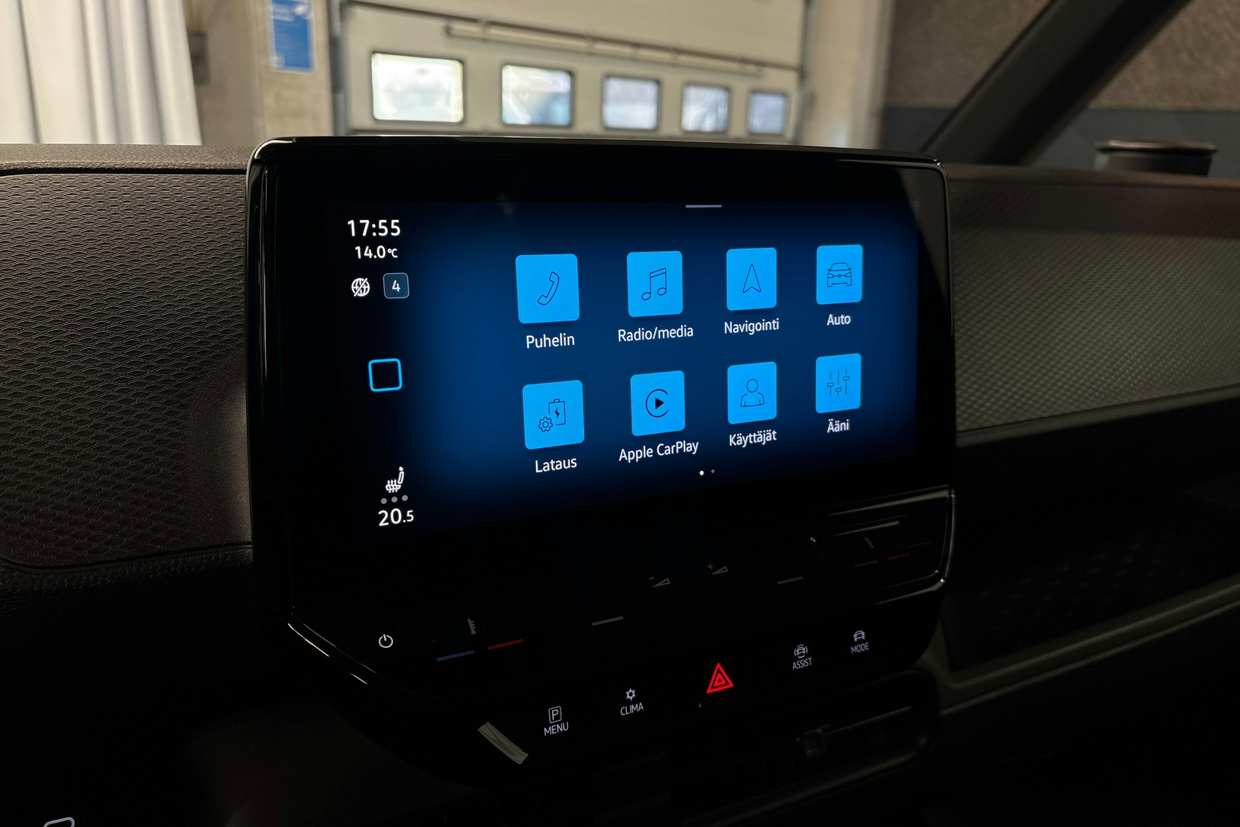 musta Volkswagen ID. Buzz Cargo 2023 kuva 21.