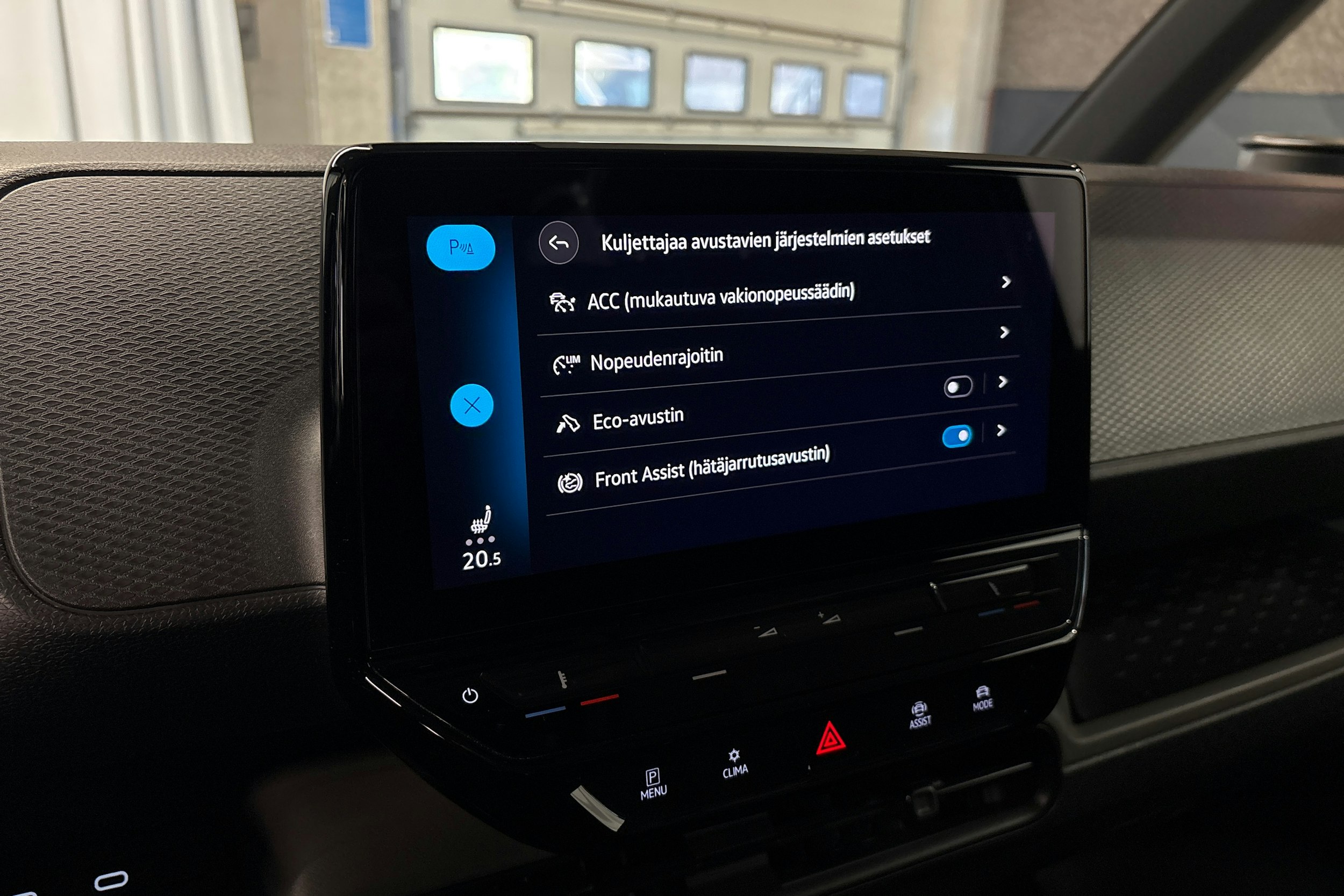 musta Volkswagen ID. Buzz Cargo 2023 kuva 23.