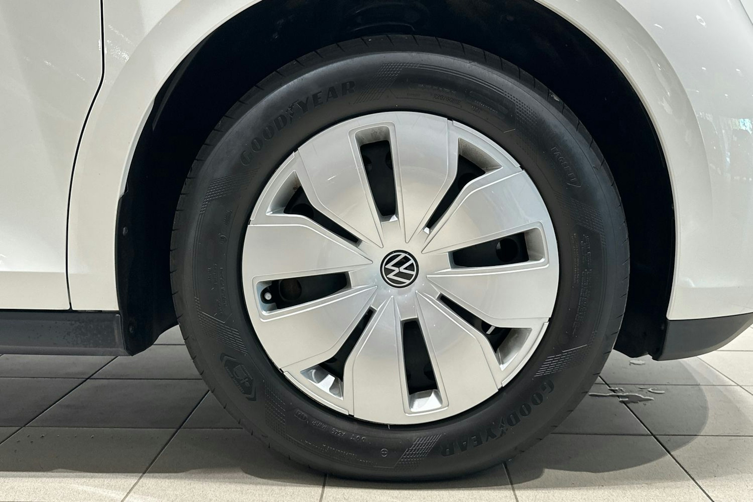 valkoinen Volkswagen ID. Buzz Cargo 2023 kuva 11.