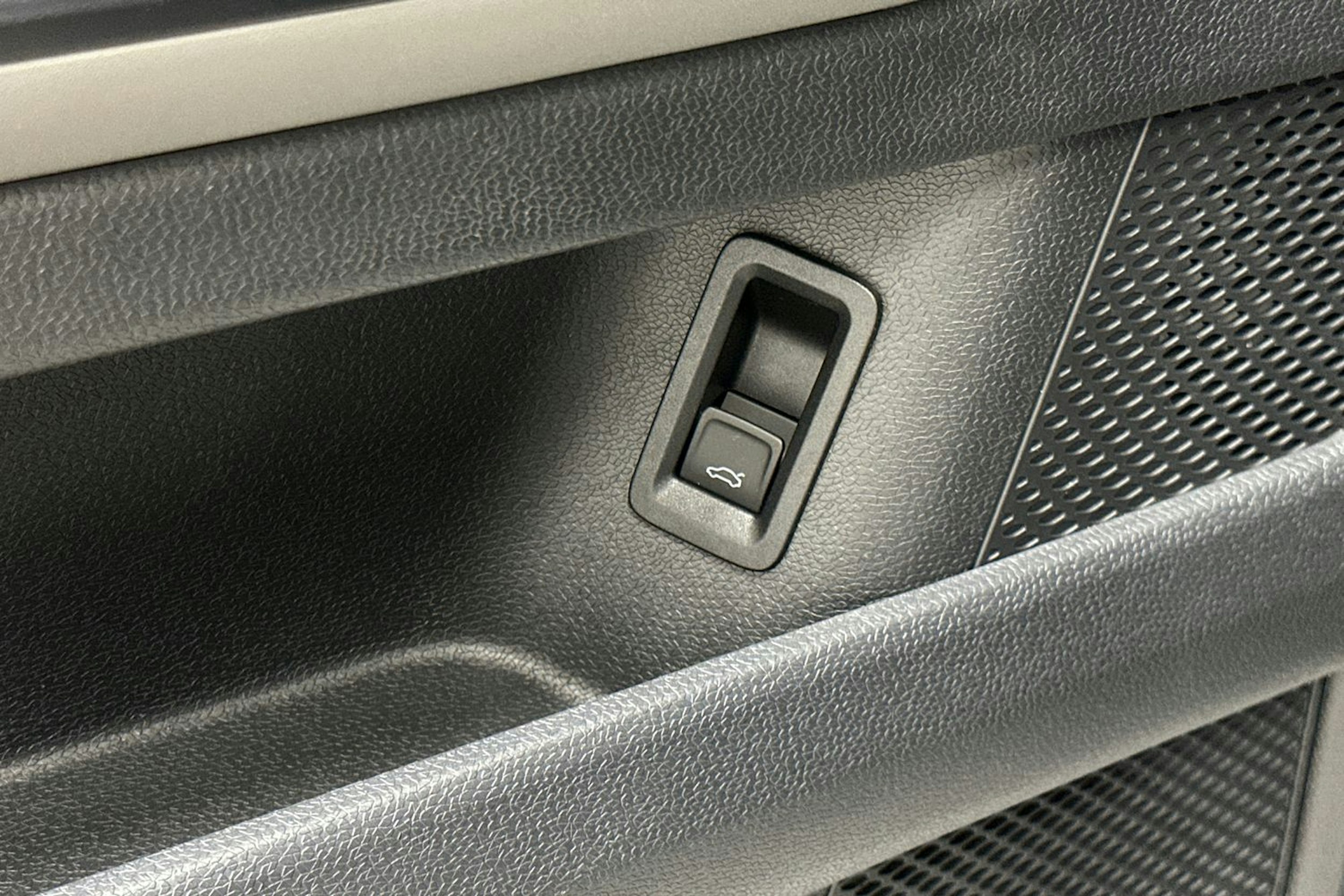 valkoinen Volkswagen ID. Buzz Cargo 2023 kuva 15.