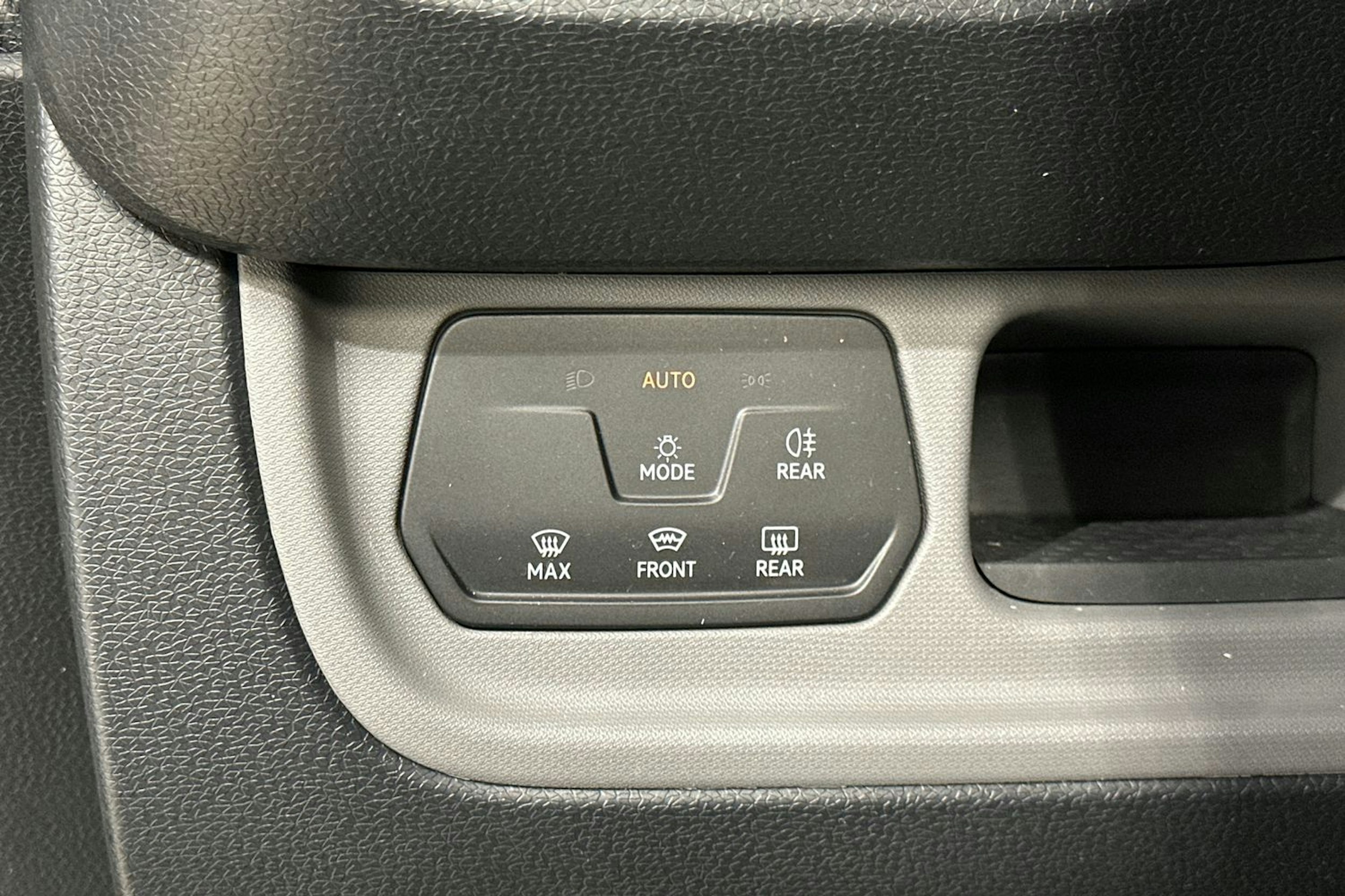 valkoinen Volkswagen ID. Buzz Cargo 2023 kuva 16.