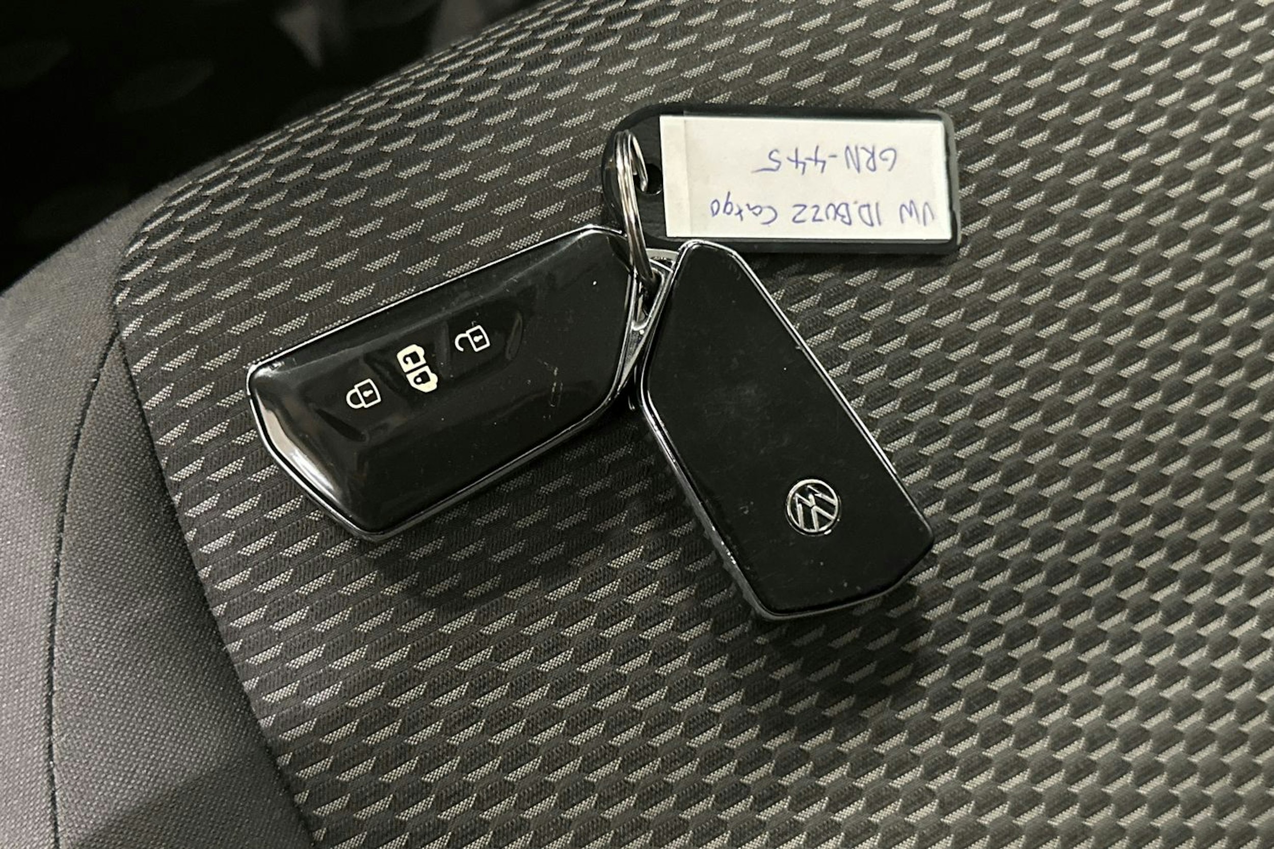 valkoinen Volkswagen ID. Buzz Cargo 2023 kuva 25.