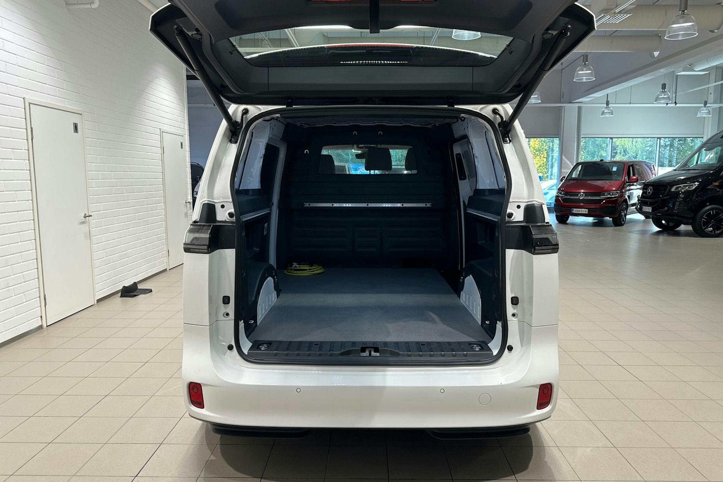 valkoinen Volkswagen ID. Buzz Cargo 2023 kuva 26.