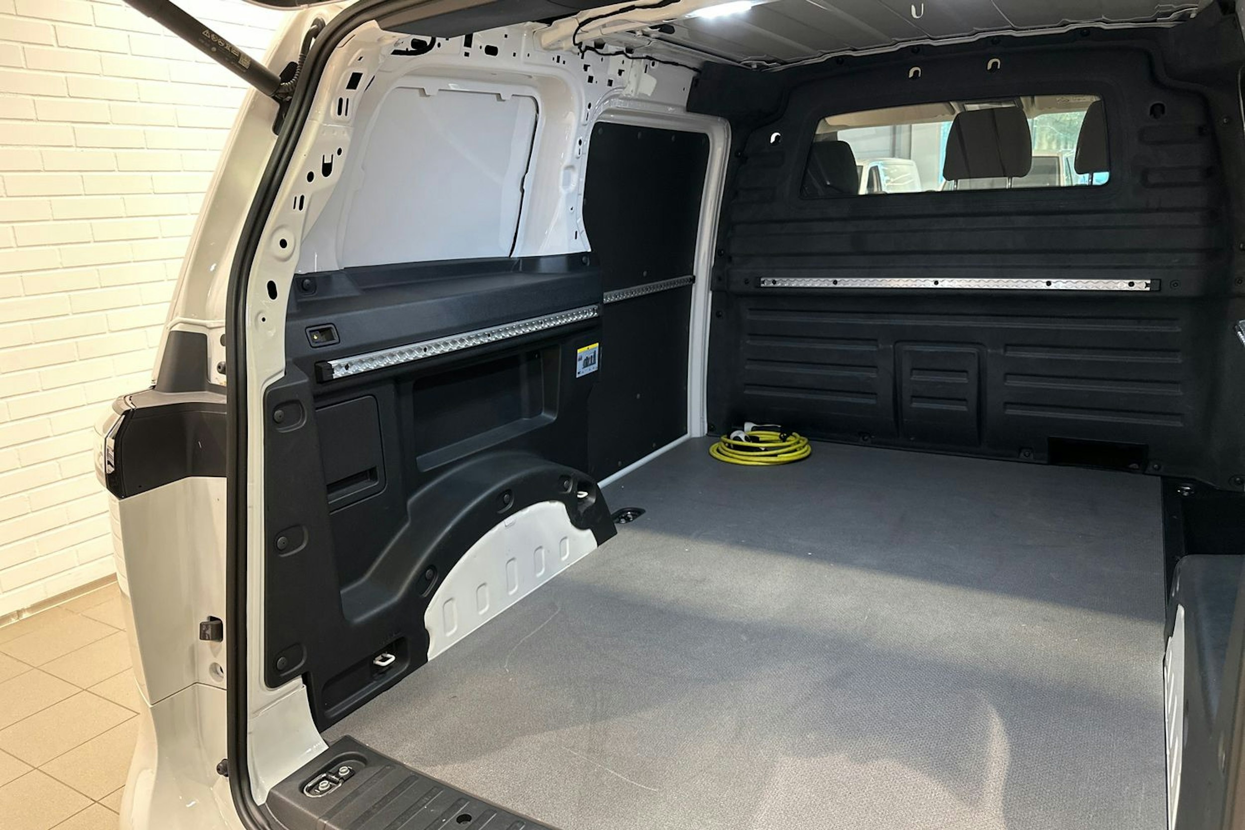 valkoinen Volkswagen ID. Buzz Cargo 2023 kuva 27.