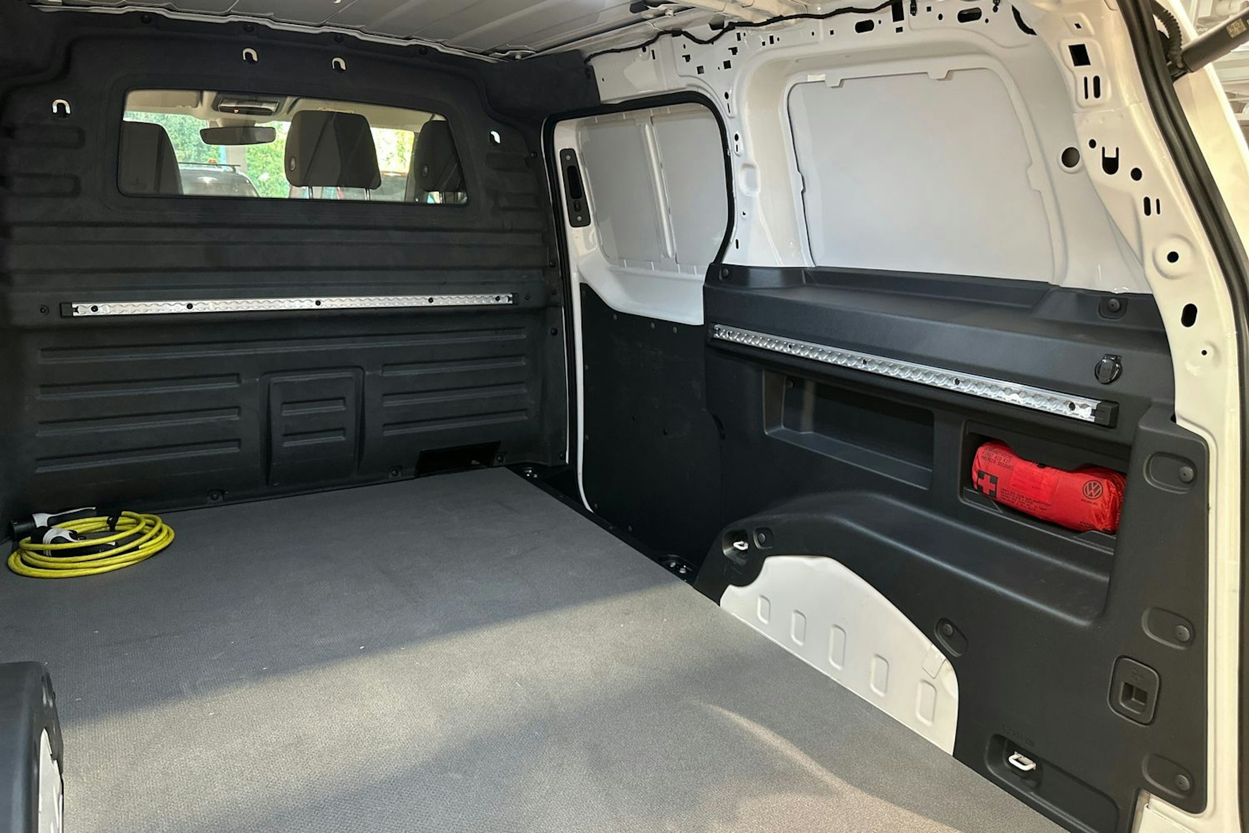 valkoinen Volkswagen ID. Buzz Cargo 2023 kuva 28.