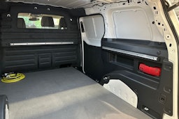 valkoinen Volkswagen ID. Buzz Cargo 2023 kuva 28.
