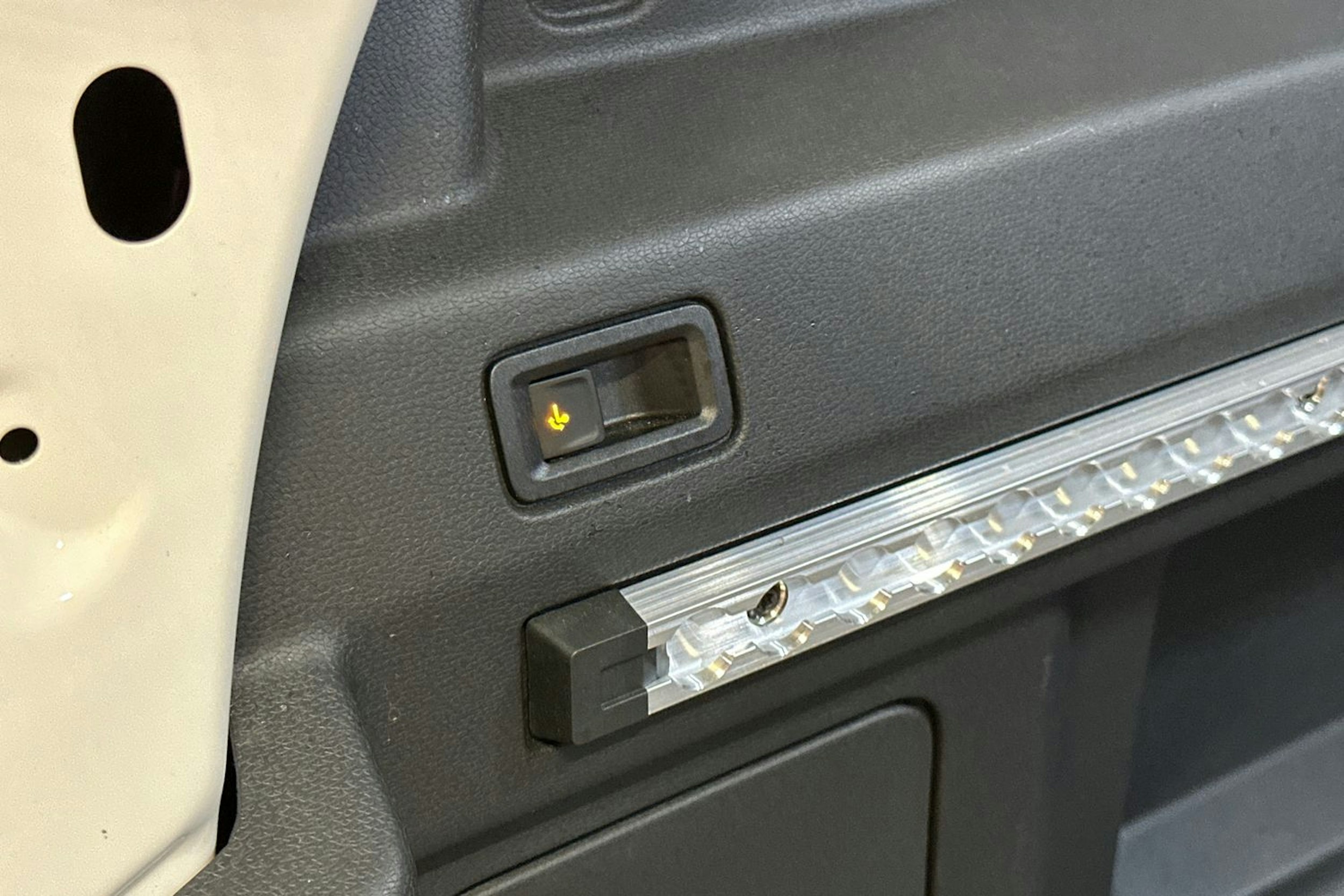 valkoinen Volkswagen ID. Buzz Cargo 2023 kuva 29.