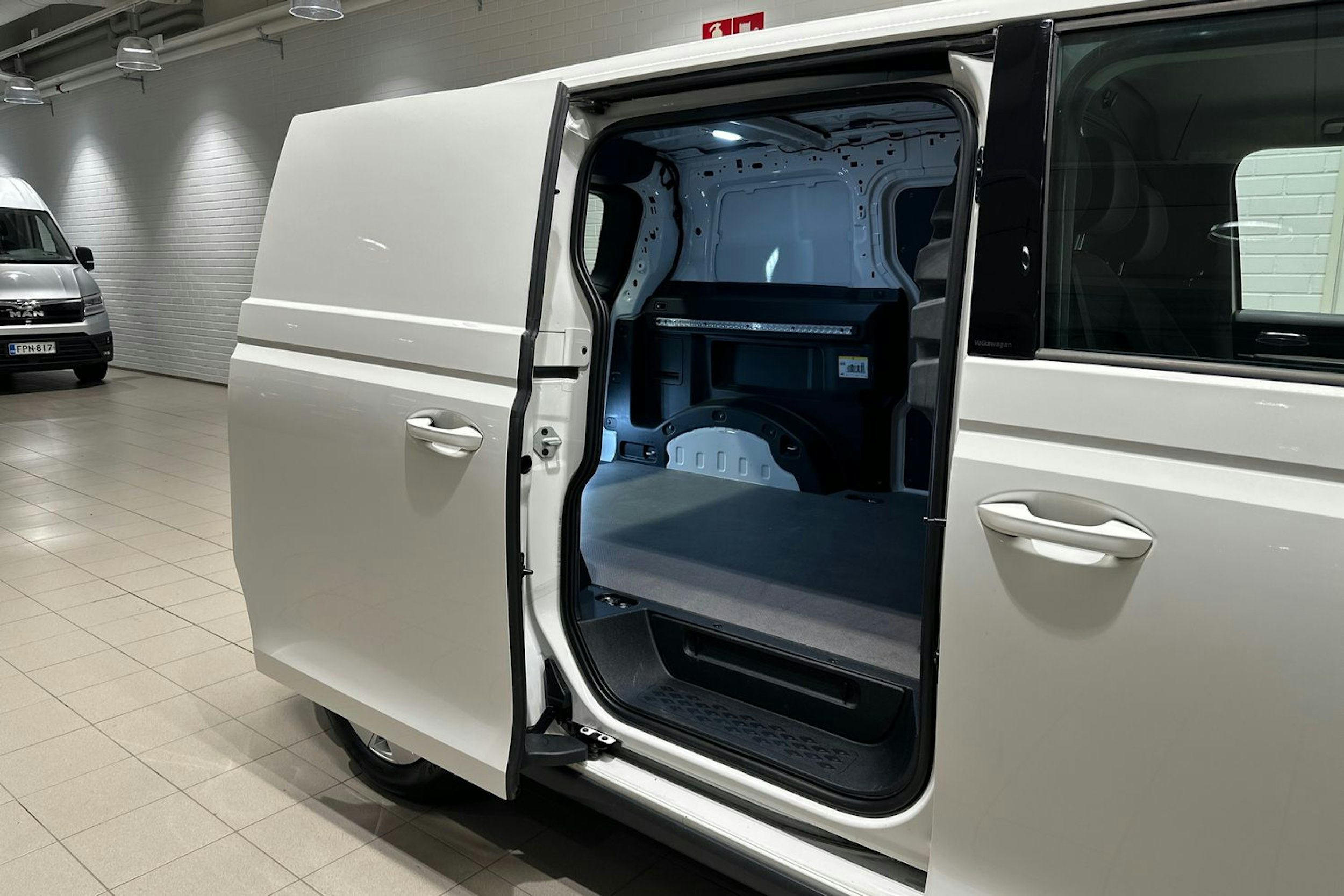 valkoinen Volkswagen ID. Buzz Cargo 2023 kuva 34.