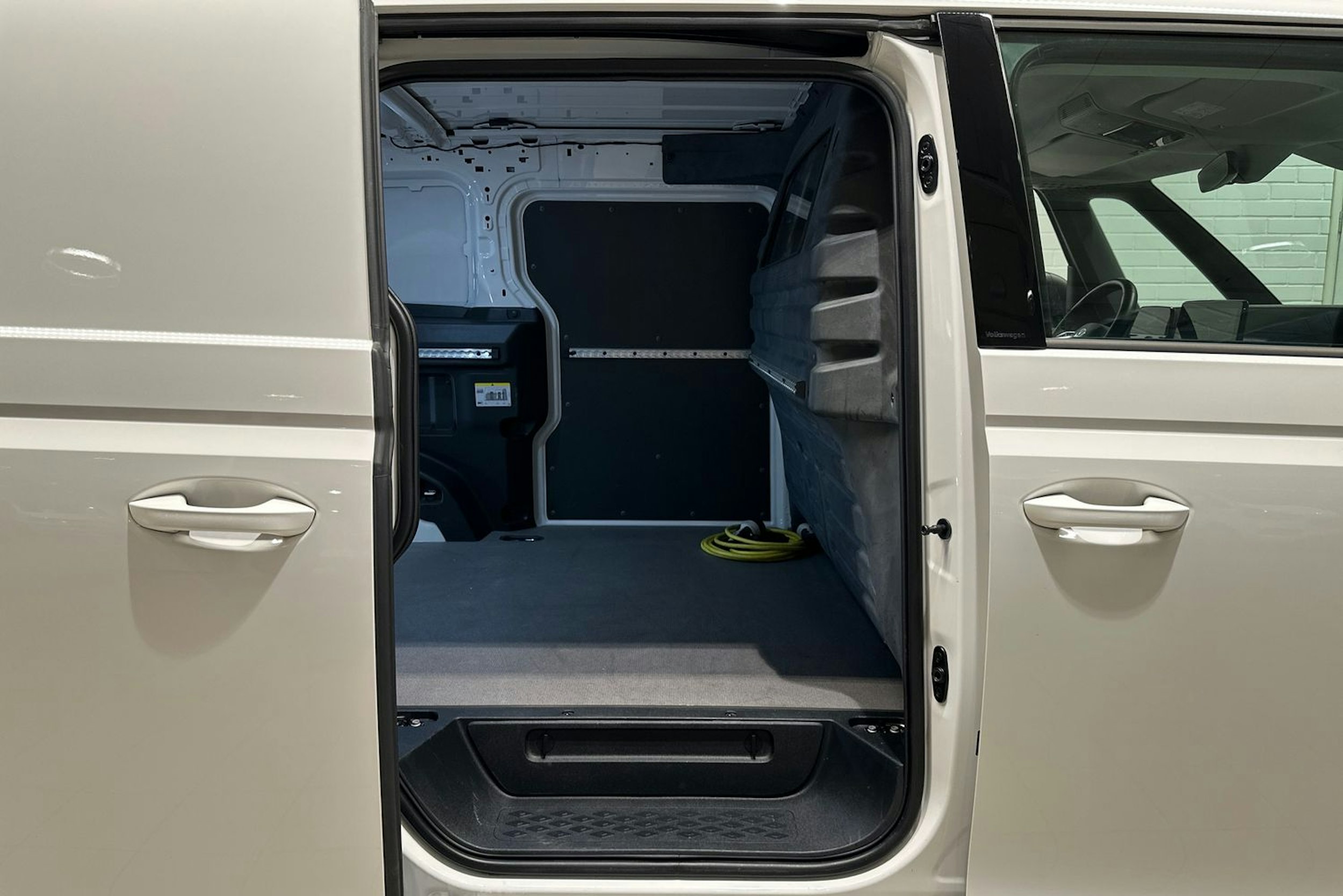 valkoinen Volkswagen ID. Buzz Cargo 2023 kuva 35.