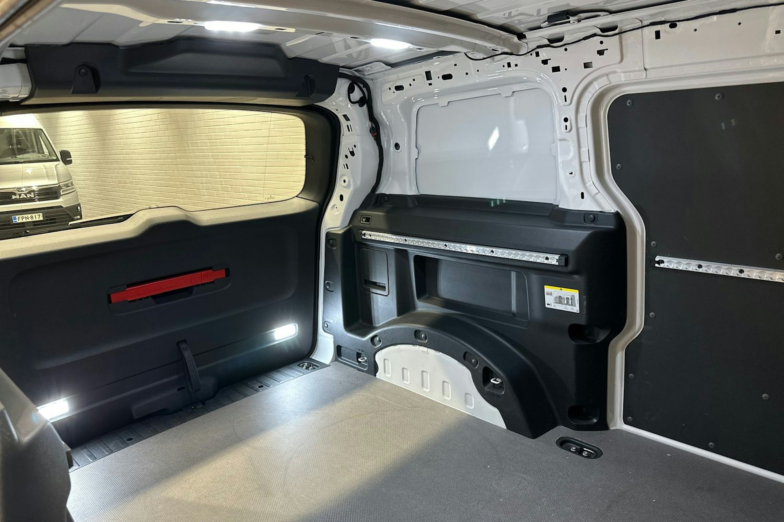 valkoinen Volkswagen ID. Buzz Cargo 2023 kuva 36.
