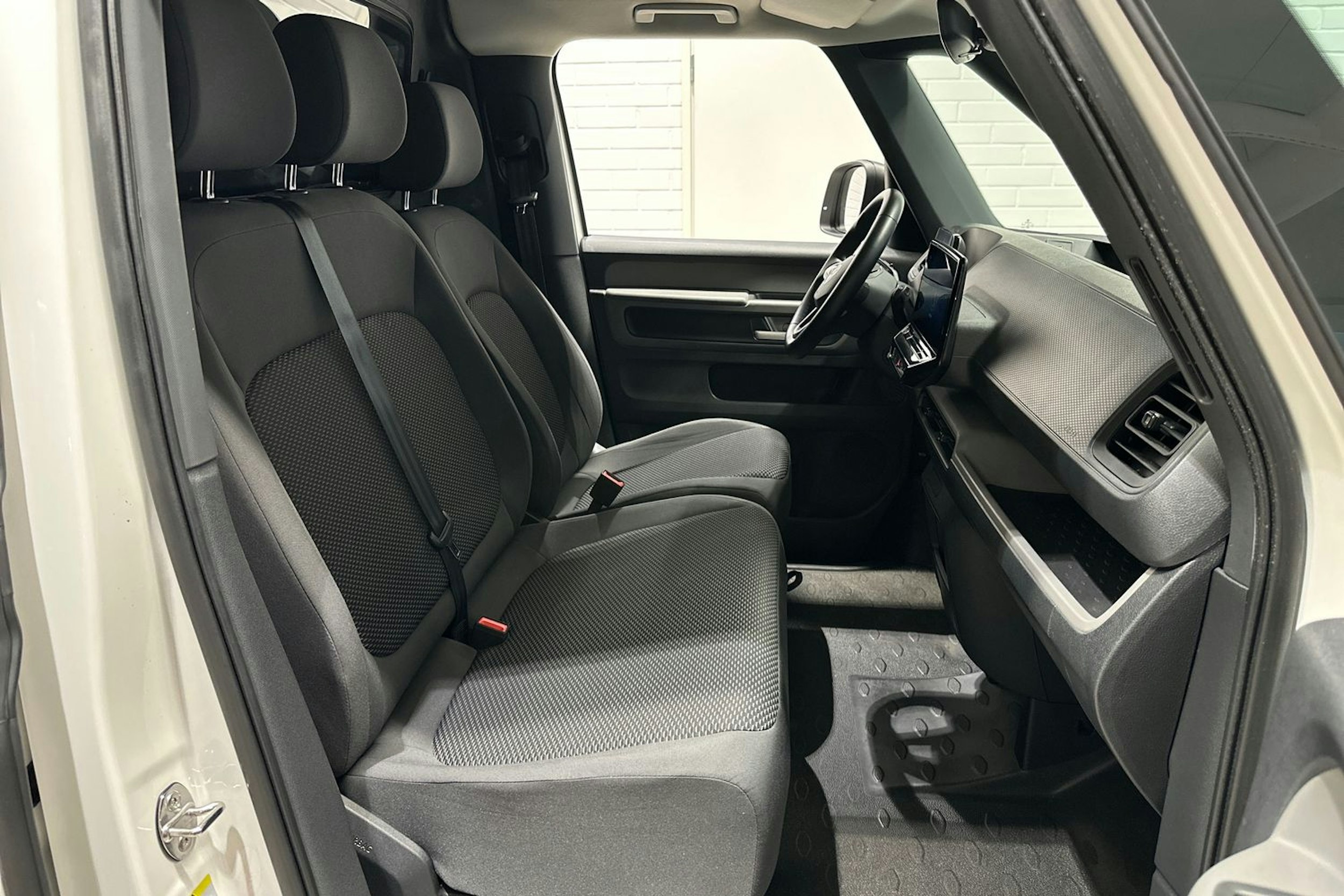 valkoinen Volkswagen ID. Buzz Cargo 2023 kuva 38.