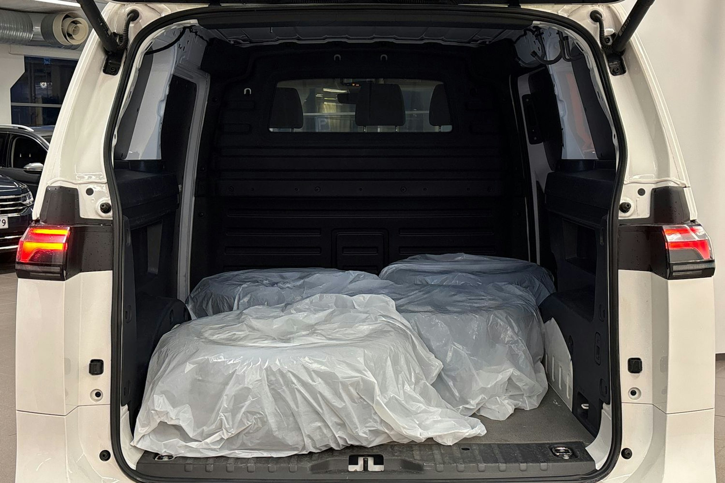 valkoinen Volkswagen ID. Buzz Cargo 2023 kuva 21.