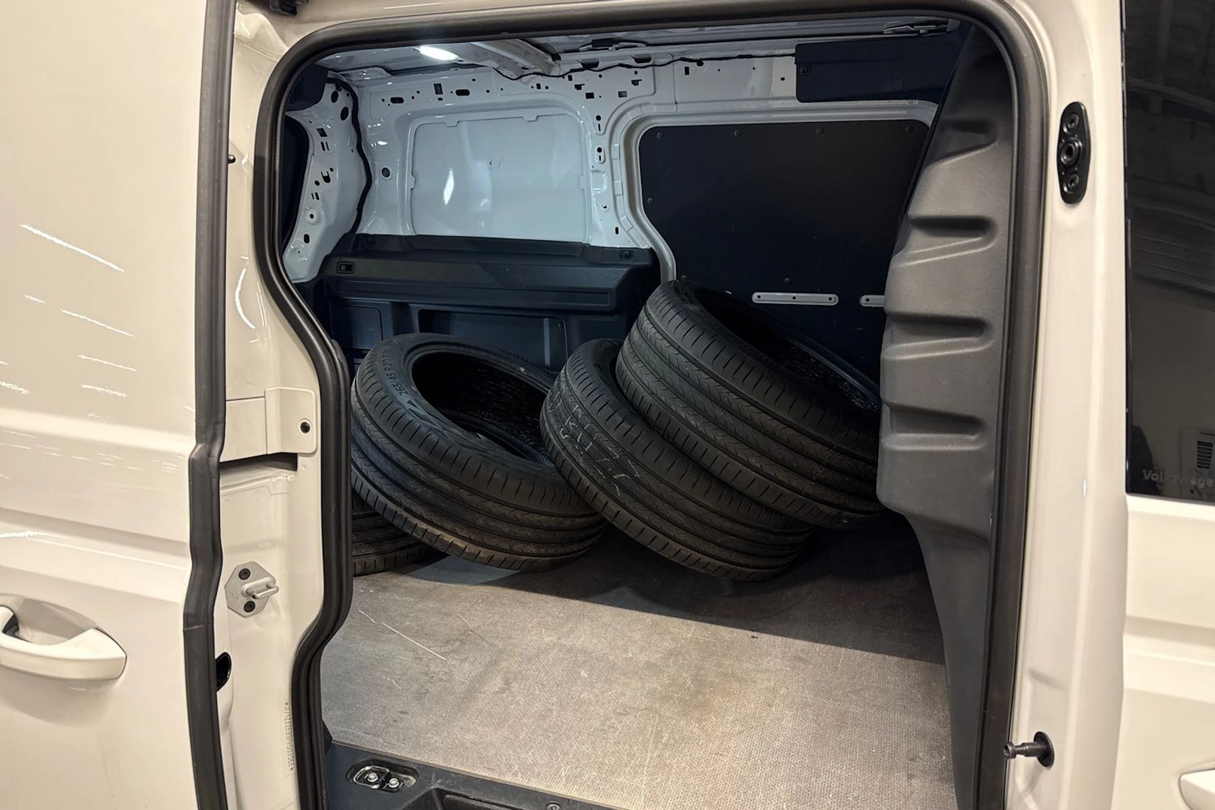 valkoinen Volkswagen ID. Buzz Cargo 2023 kuva 10.