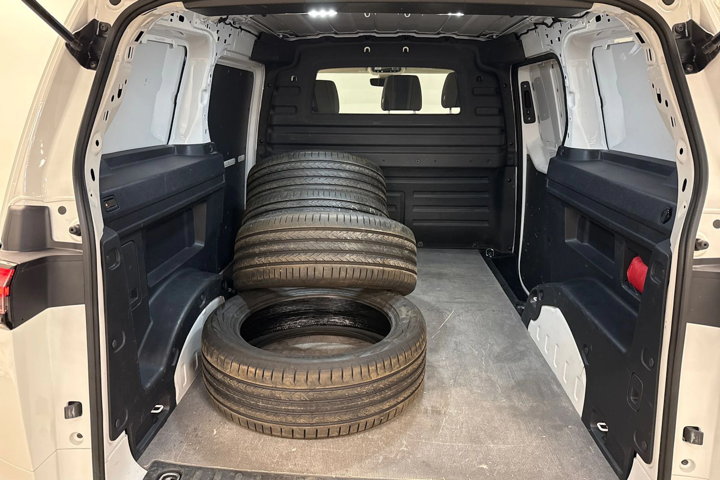 valkoinen Volkswagen ID. Buzz Cargo 2023 kuva 11.