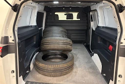 valkoinen Volkswagen ID. Buzz Cargo 2023 kuva 11.