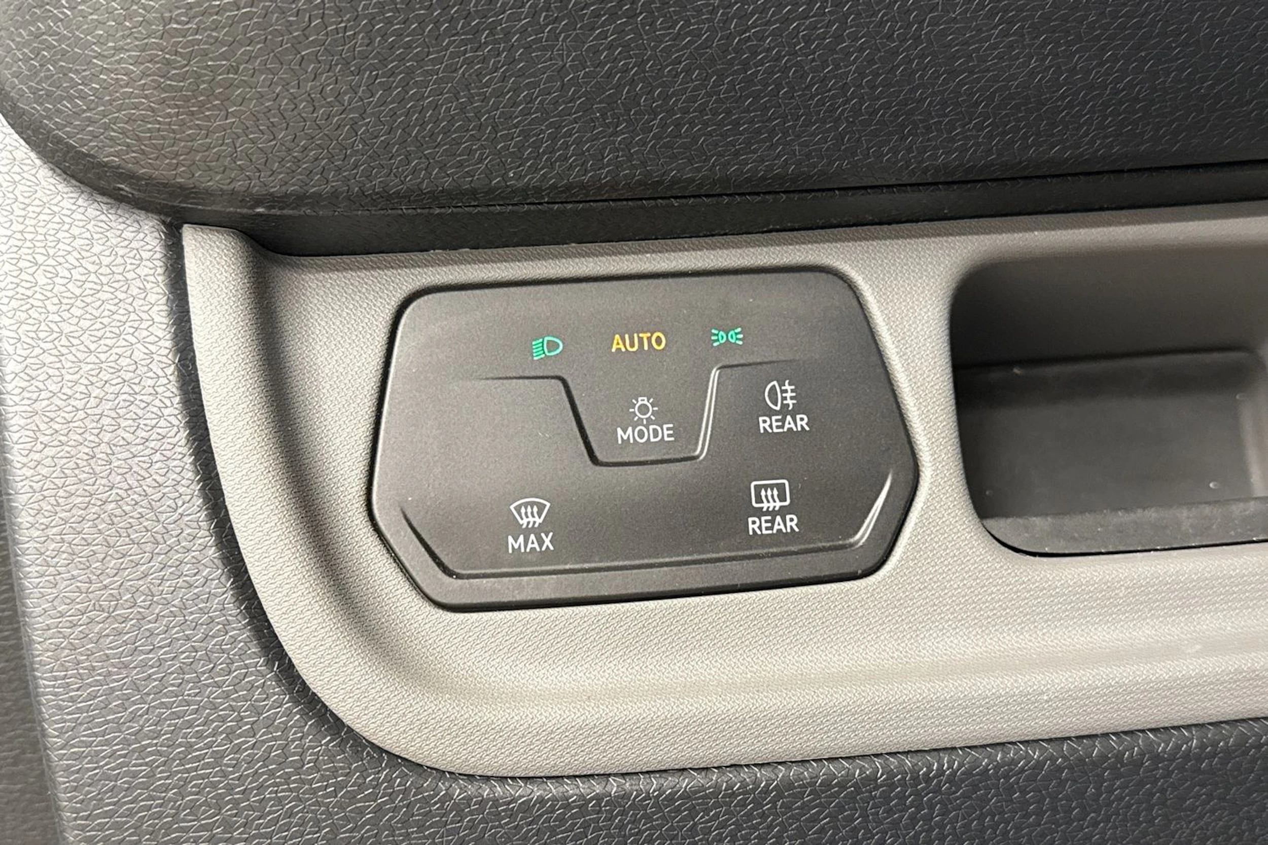 valkoinen Volkswagen ID. Buzz Cargo 2023 kuva 16.