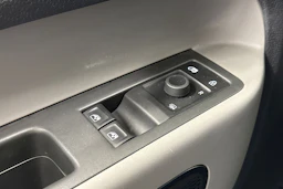 valkoinen Volkswagen ID. Buzz Cargo 2023 kuva 17.