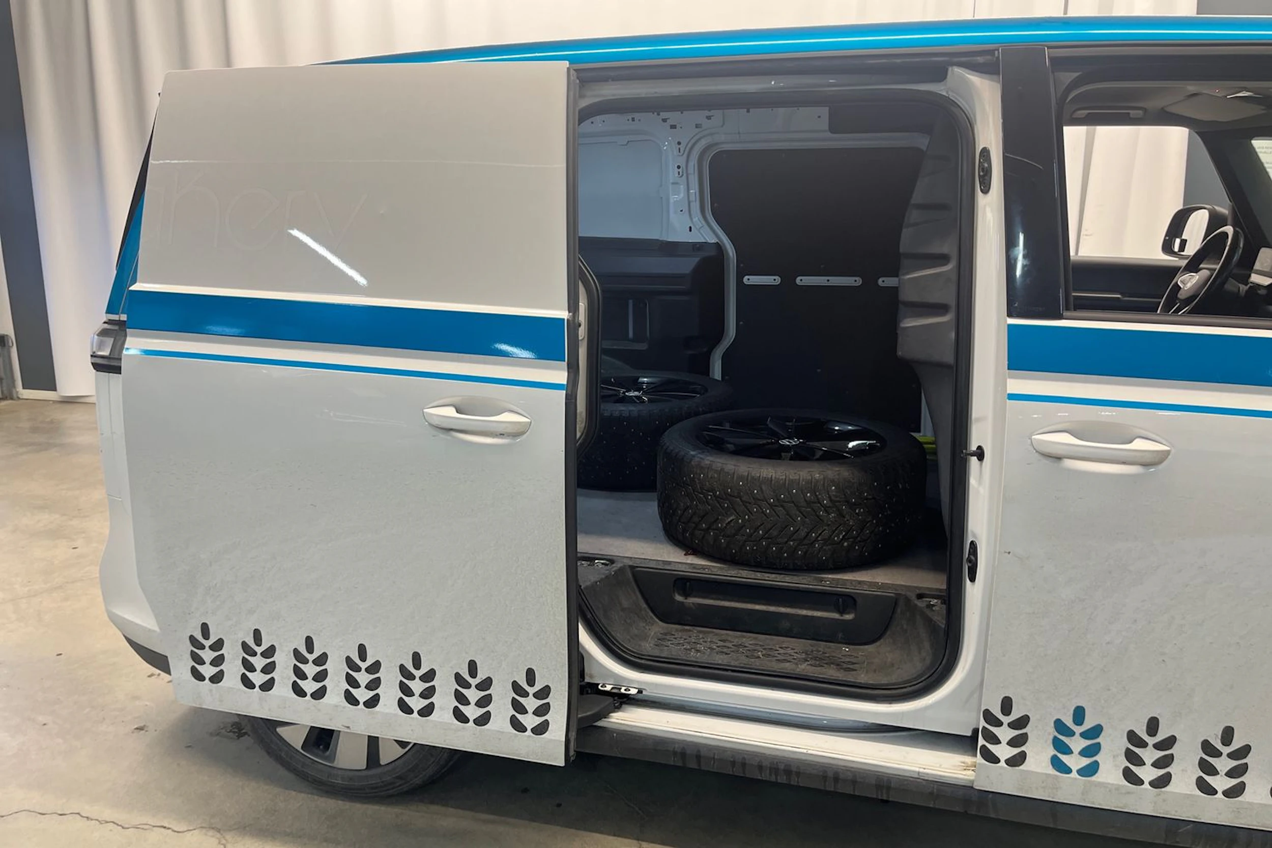 valkoinen Volkswagen ID. Buzz Cargo 2023 kuva 8.