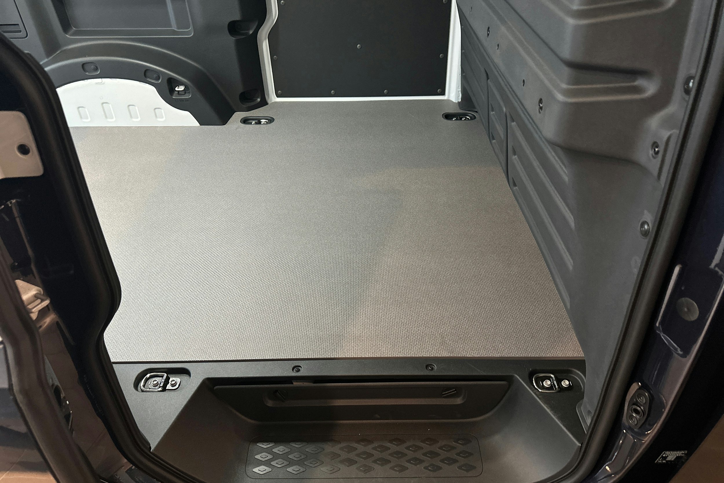 valkoinen Volkswagen ID. Buzz Cargo 2023 kuva 10.