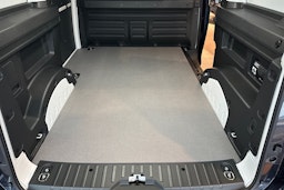 valkoinen Volkswagen ID. Buzz Cargo 2023 kuva 11.