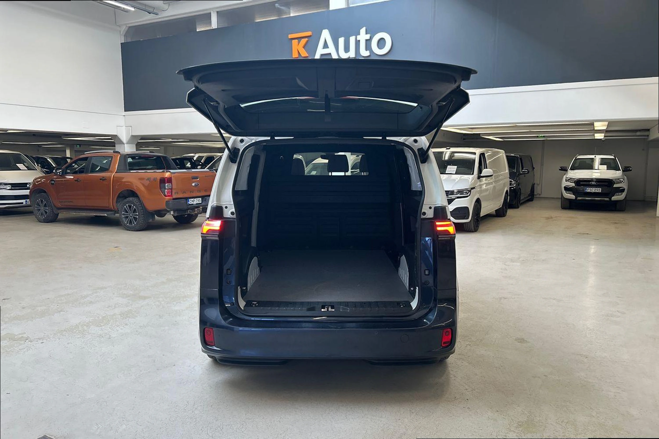 valkoinen Volkswagen ID. Buzz Cargo 2023 kuva 11.
