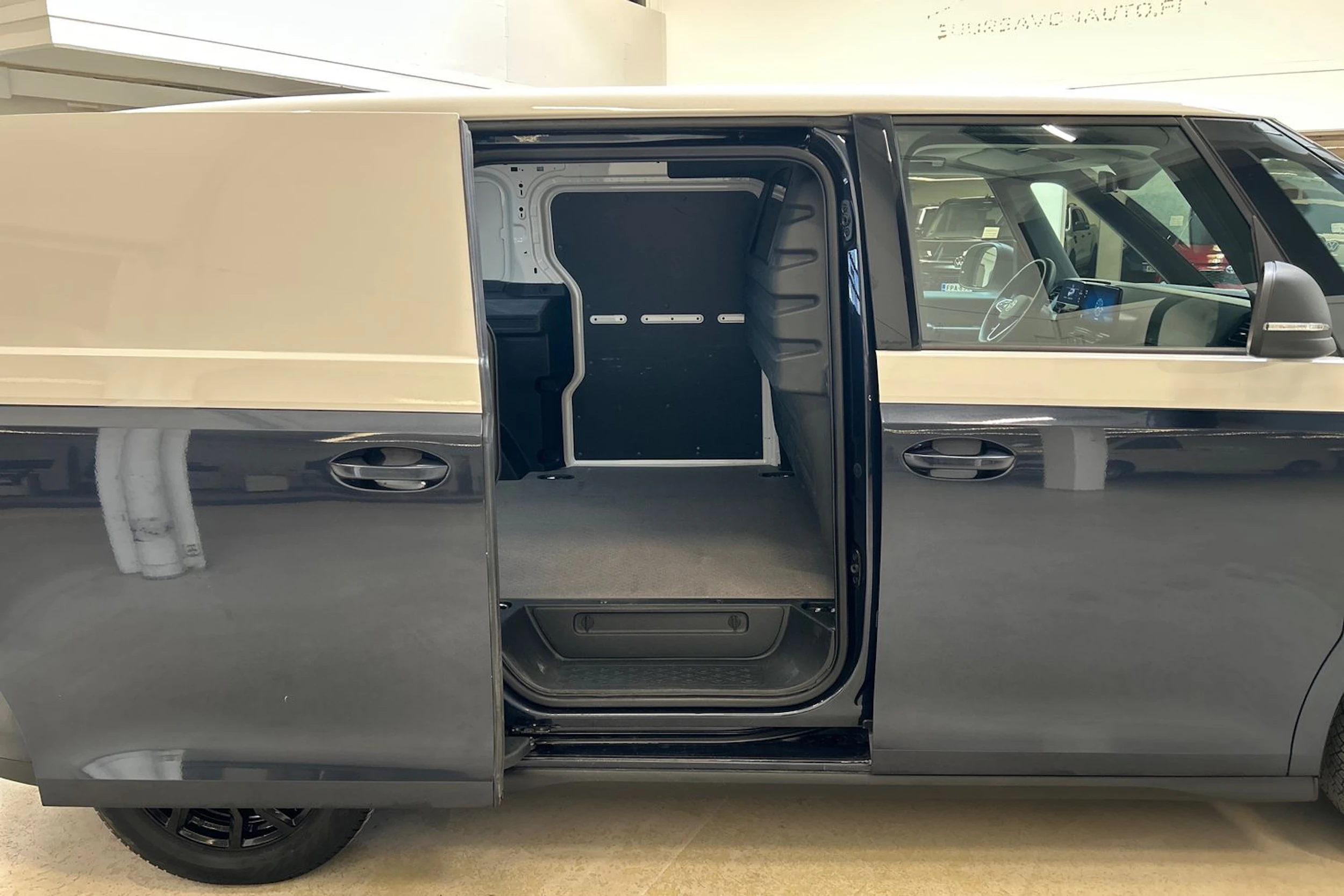 valkoinen Volkswagen ID. Buzz Cargo 2023 kuva 21.