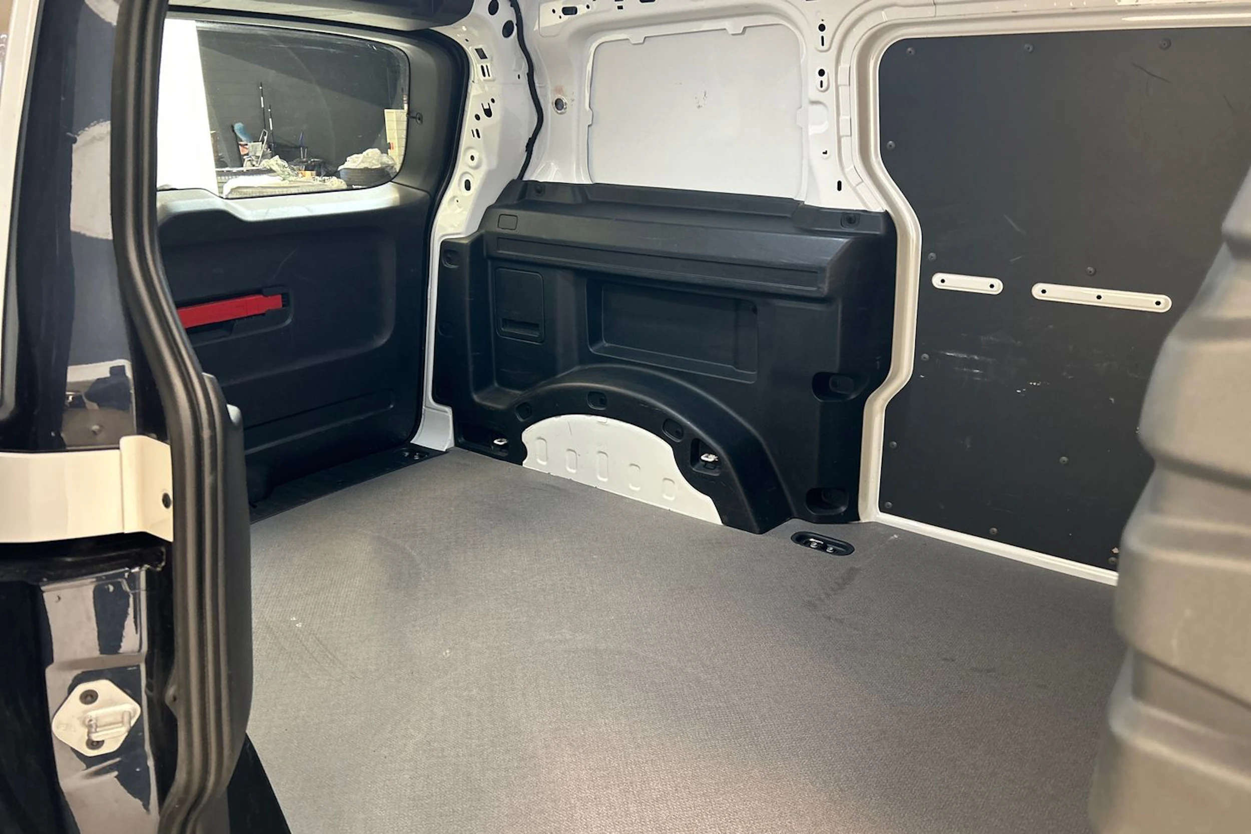 valkoinen Volkswagen ID. Buzz Cargo 2023 kuva 22.