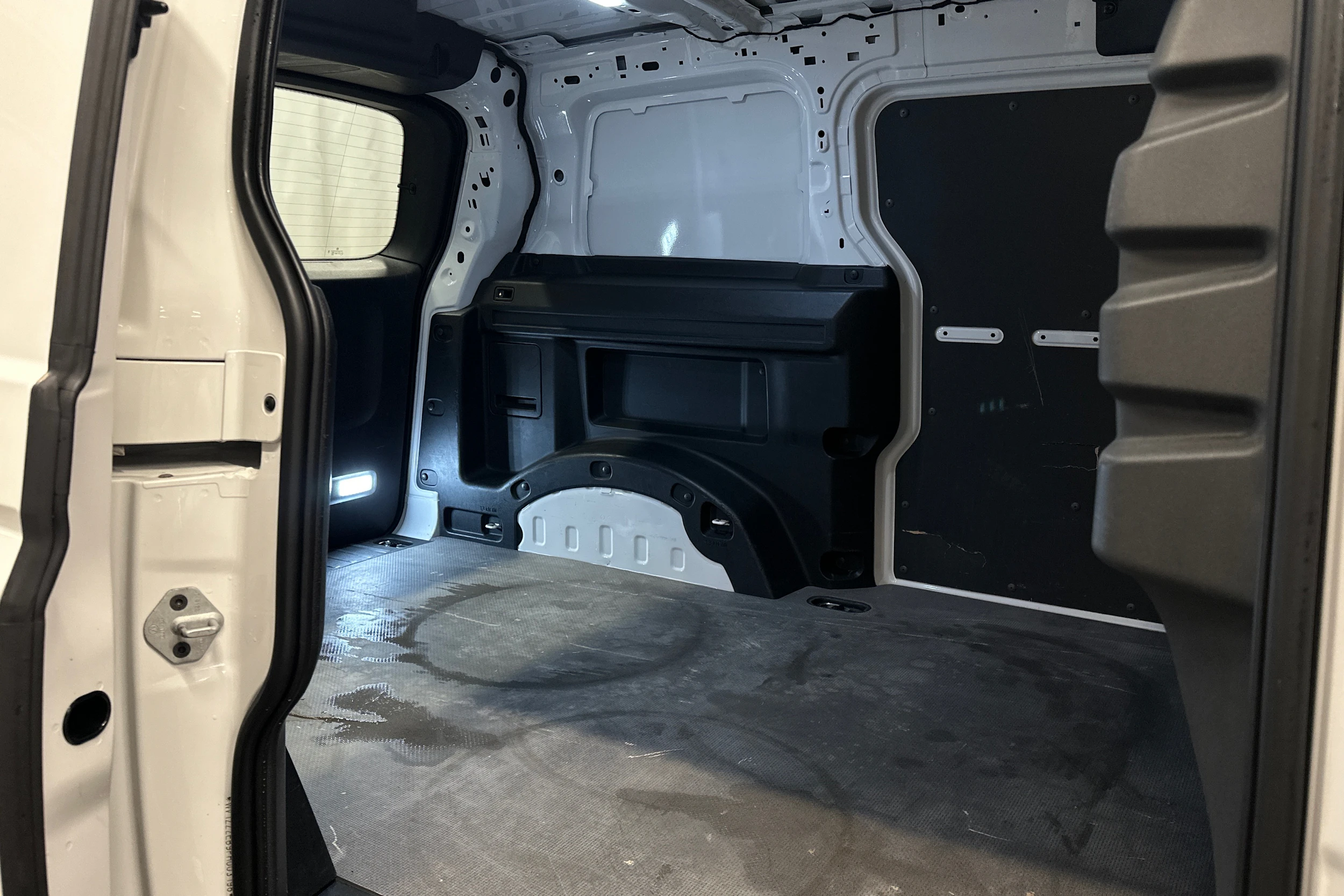 valkoinen Volkswagen ID. Buzz Cargo 2023 kuva 14.