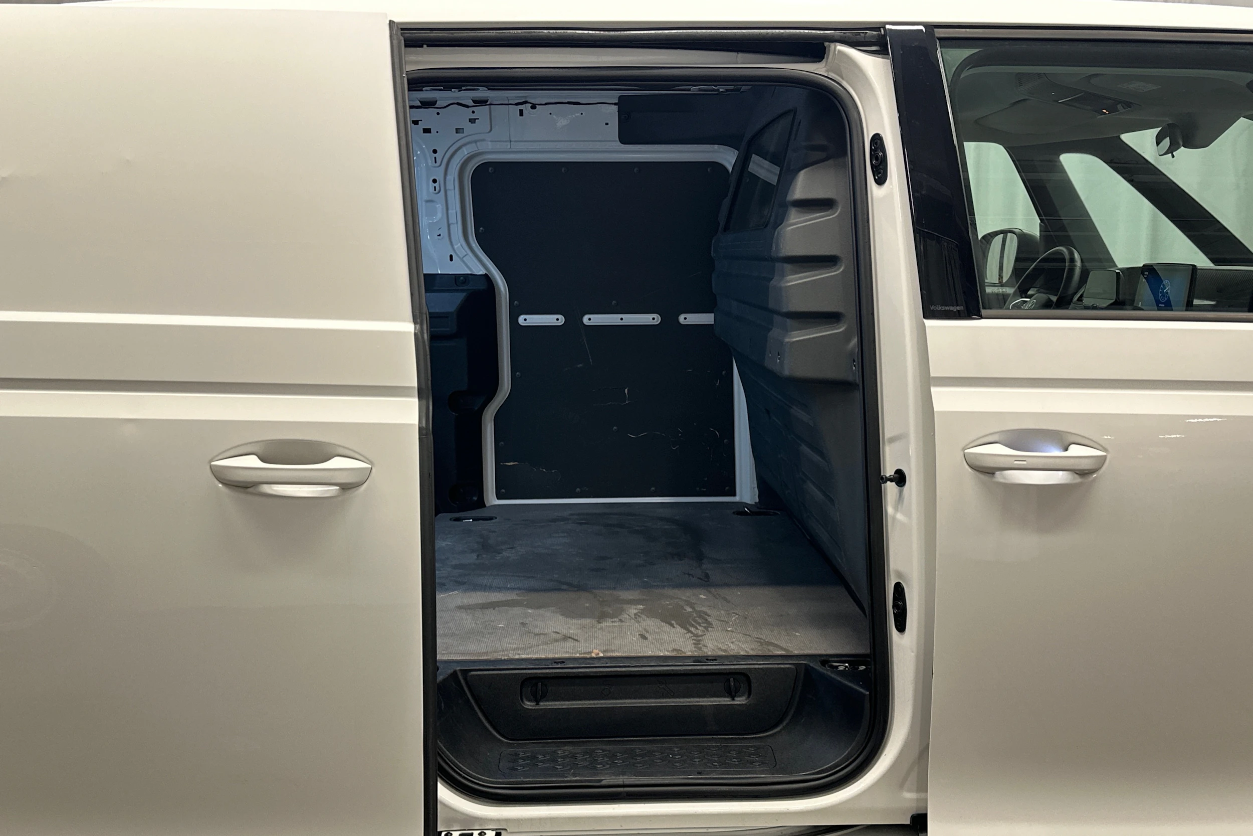 valkoinen Volkswagen ID. Buzz Cargo 2023 kuva 15.