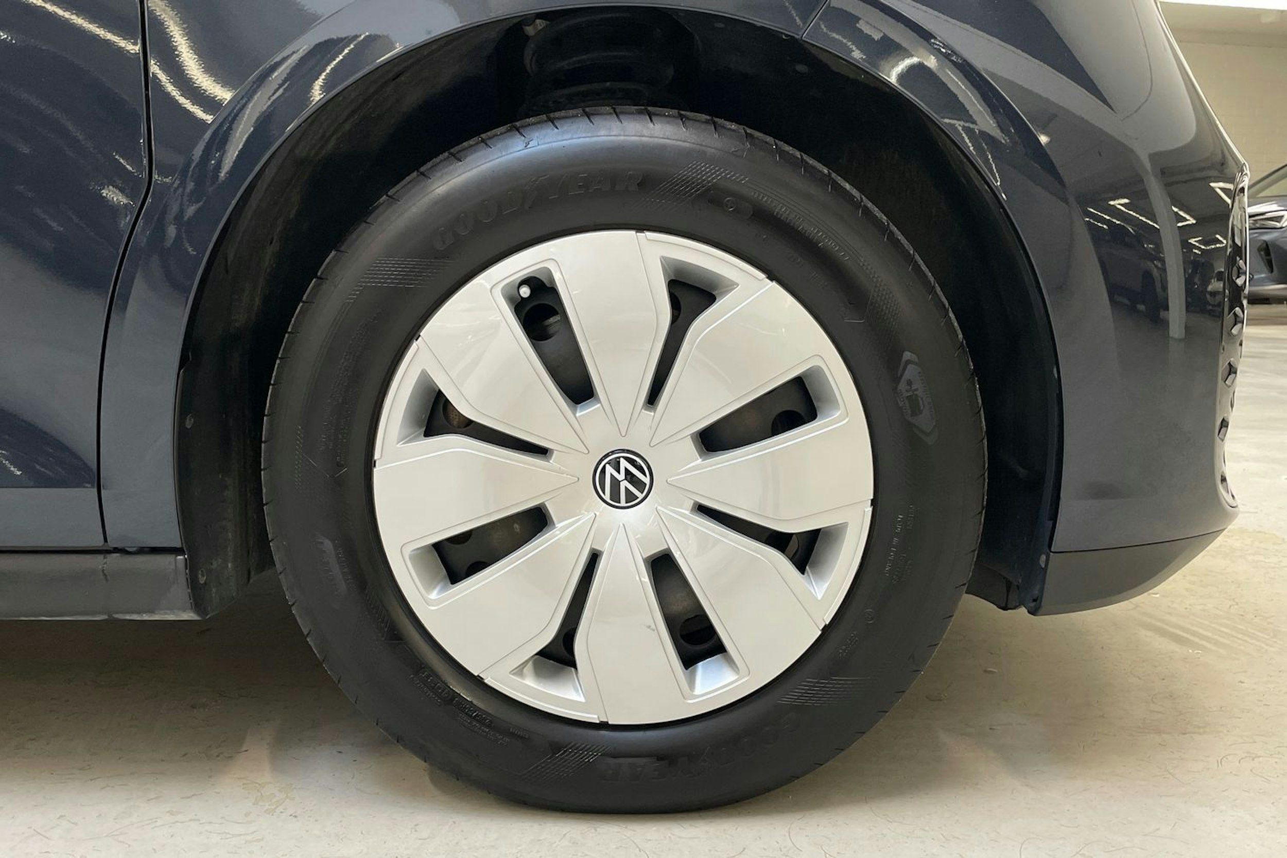 met. valkoinen Volkswagen ID. Buzz Cargo 2023 kuva 9.