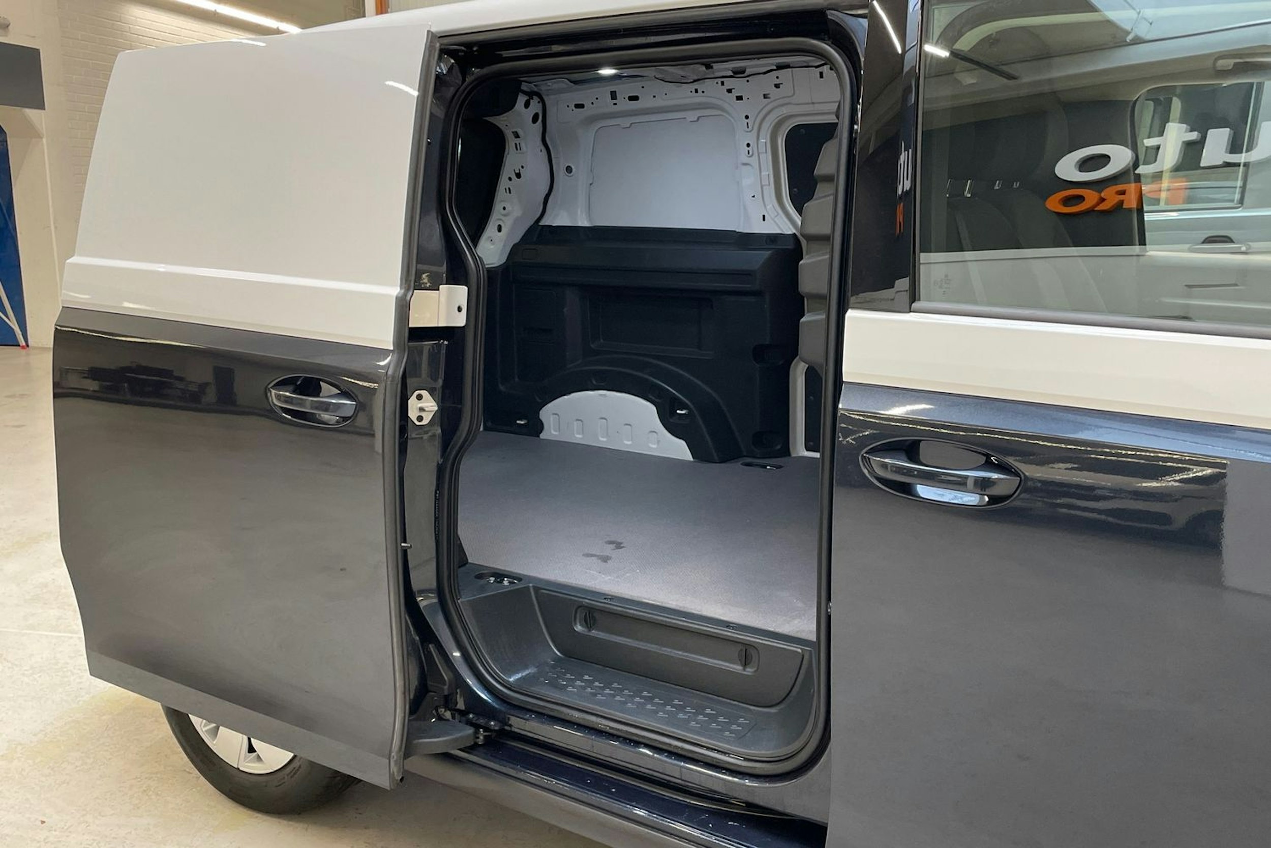 met. valkoinen Volkswagen ID. Buzz Cargo 2023 kuva 10.