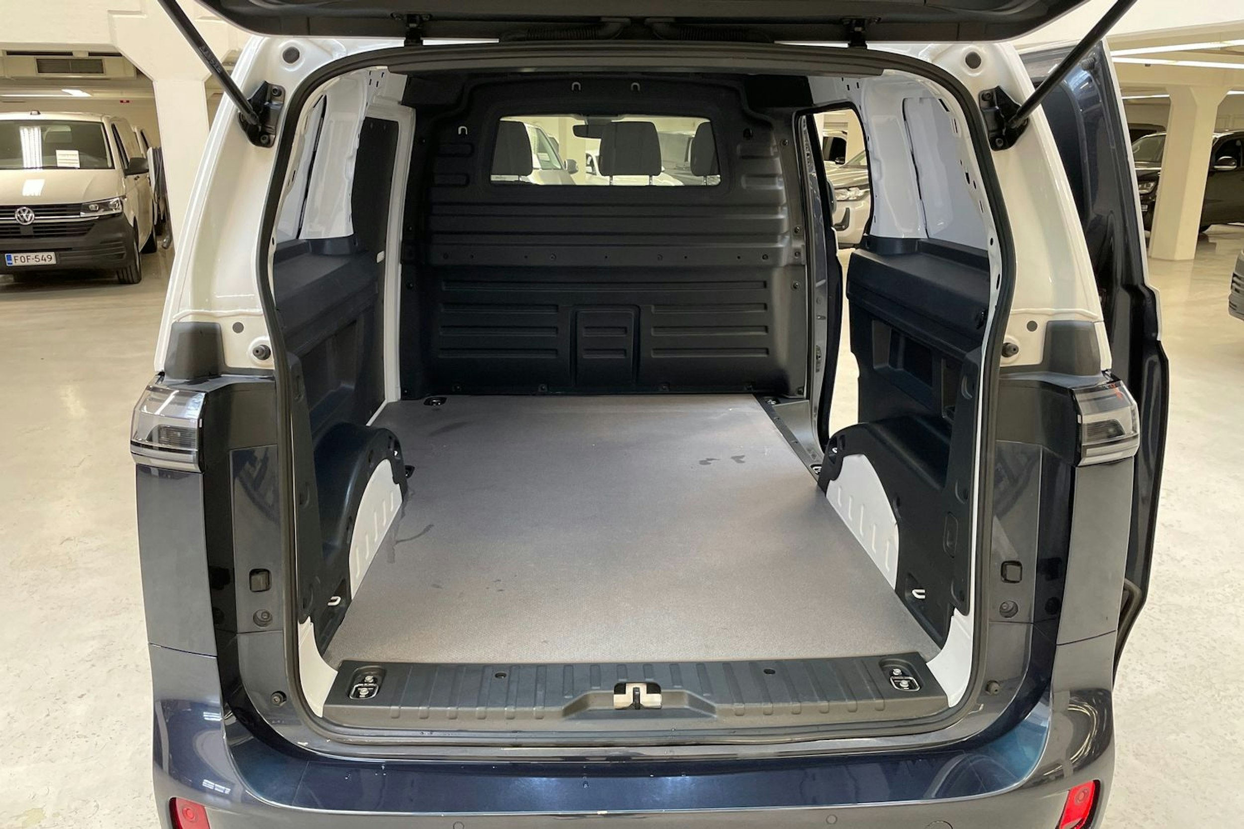 met. valkoinen Volkswagen ID. Buzz Cargo 2023 kuva 11.