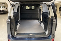 met. valkoinen Volkswagen ID. Buzz Cargo 2023 kuva 11.