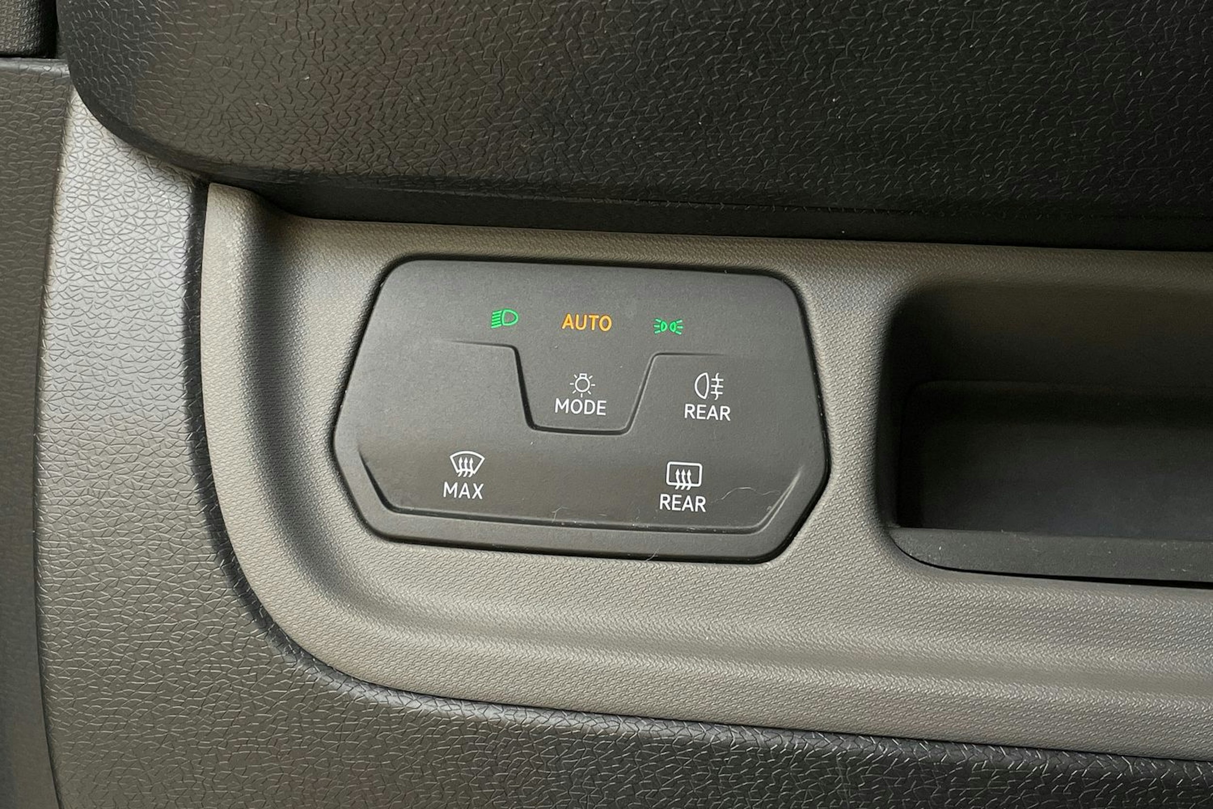 met. valkoinen Volkswagen ID. Buzz Cargo 2023 kuva 15.
