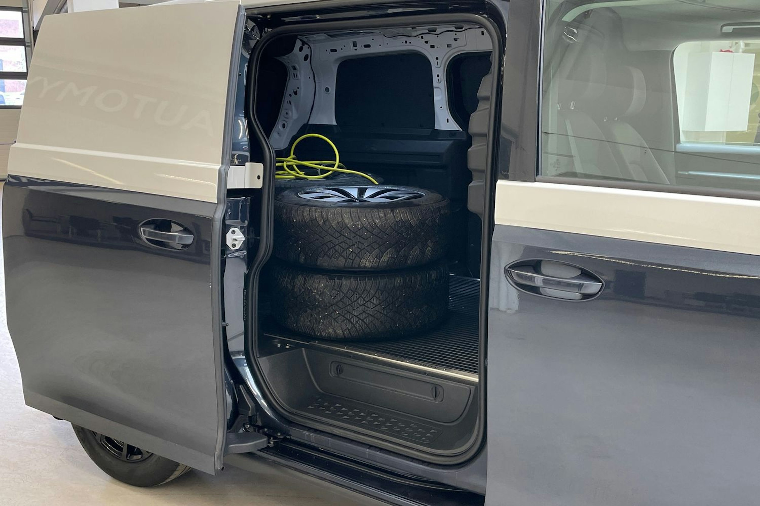 valkoinen Volkswagen ID. Buzz Cargo 2023 kuva 13.