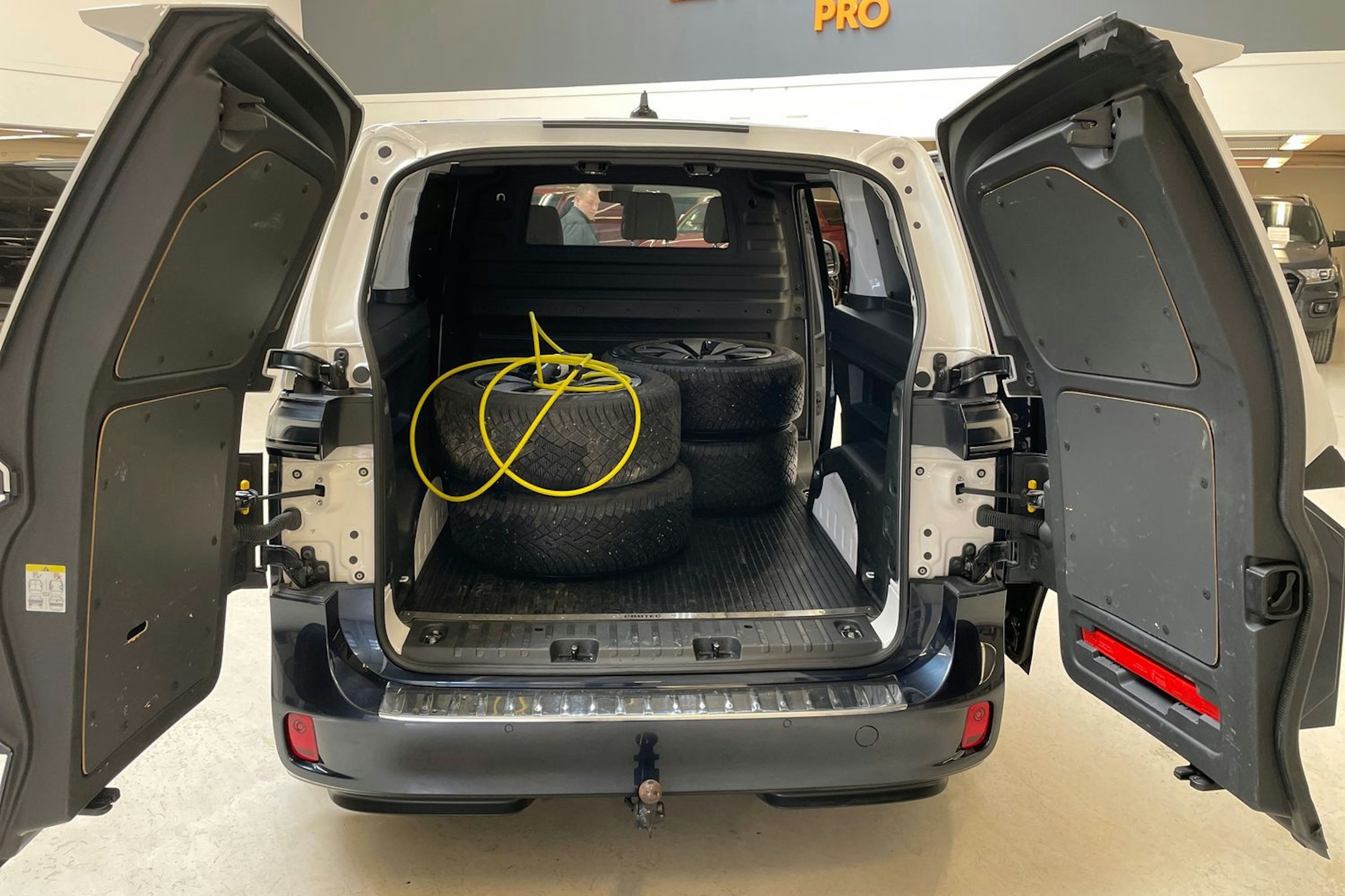valkoinen Volkswagen ID. Buzz Cargo 2023 kuva 14.
