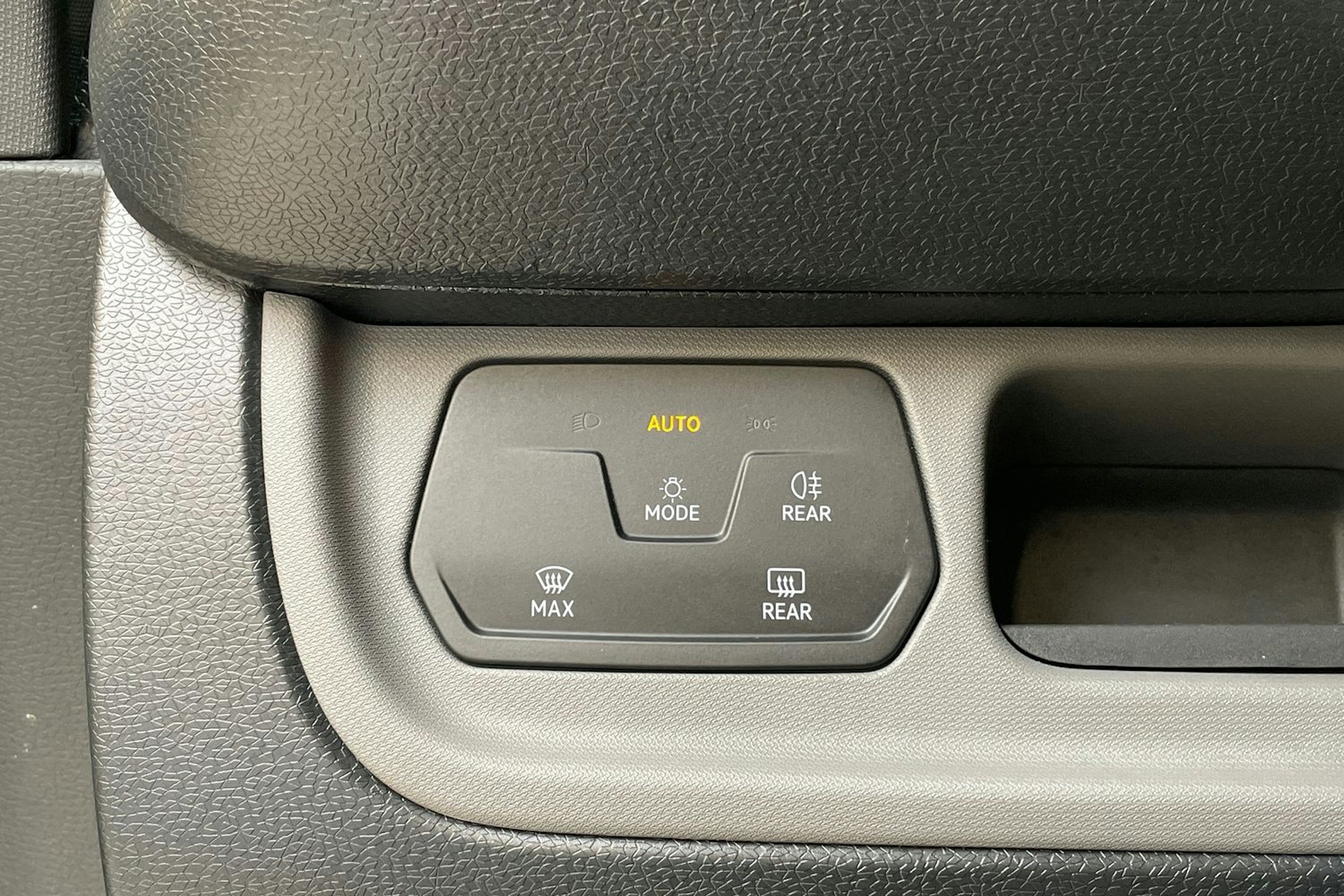 valkoinen Volkswagen ID. Buzz Cargo 2023 kuva 17.