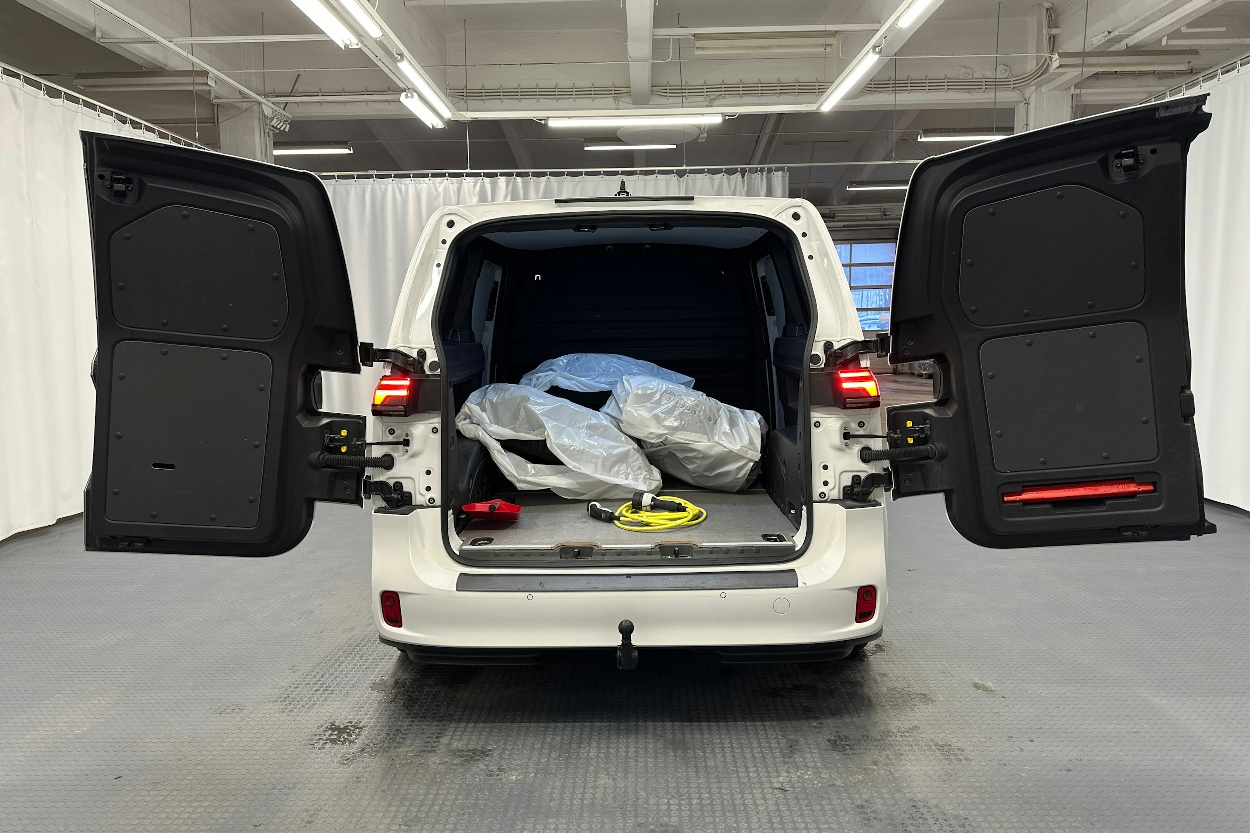 valkoinen Volkswagen ID. Buzz Cargo 2023 kuva 41.