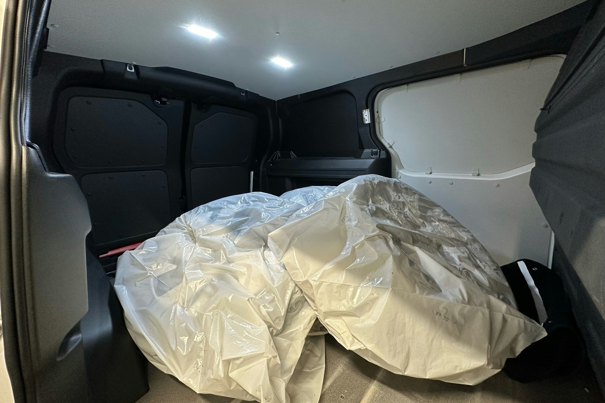 valkoinen Volkswagen ID. Buzz Cargo 2023 kuva 42.