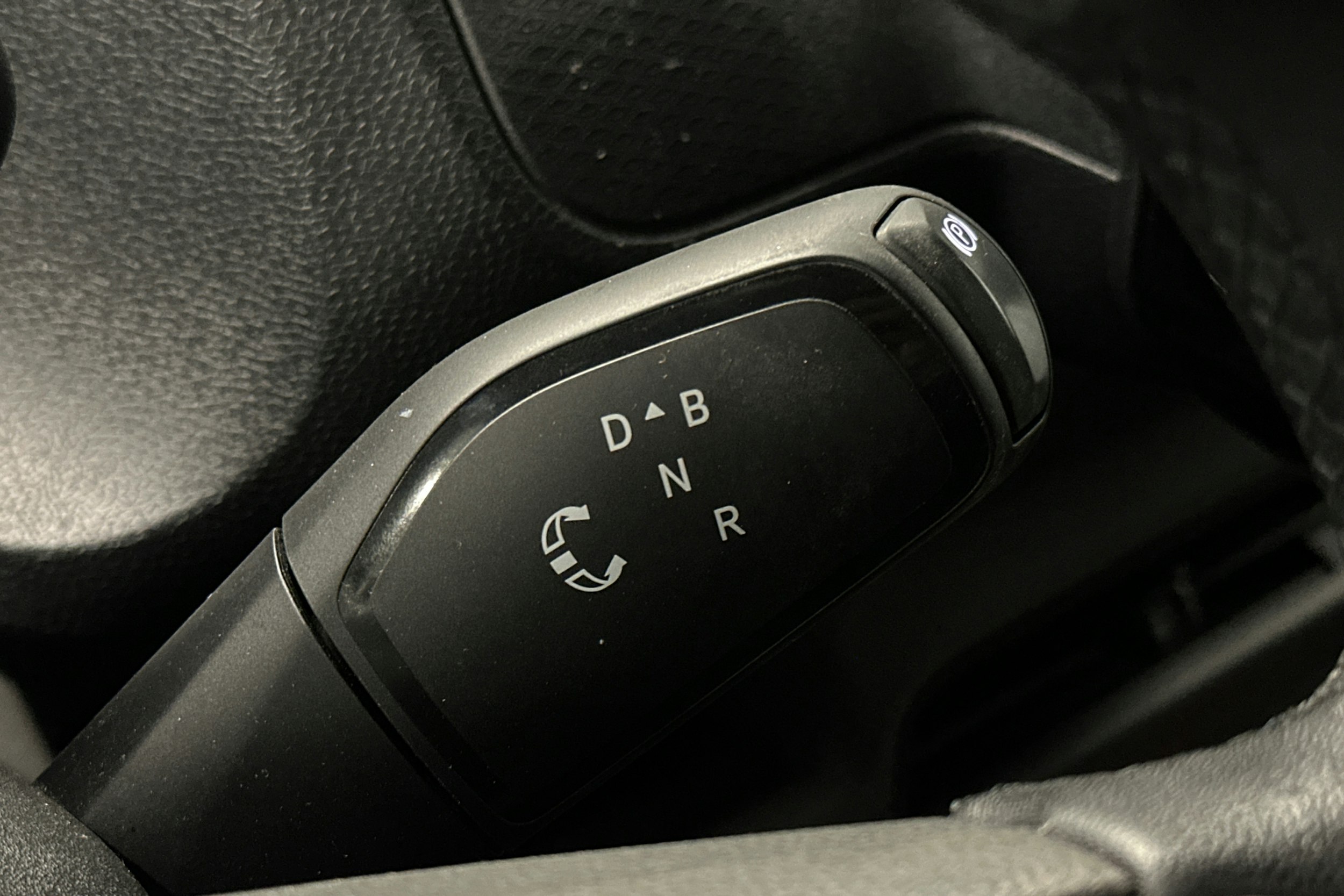 valkoinen Volkswagen ID. Buzz Cargo 2023 kuva 47.