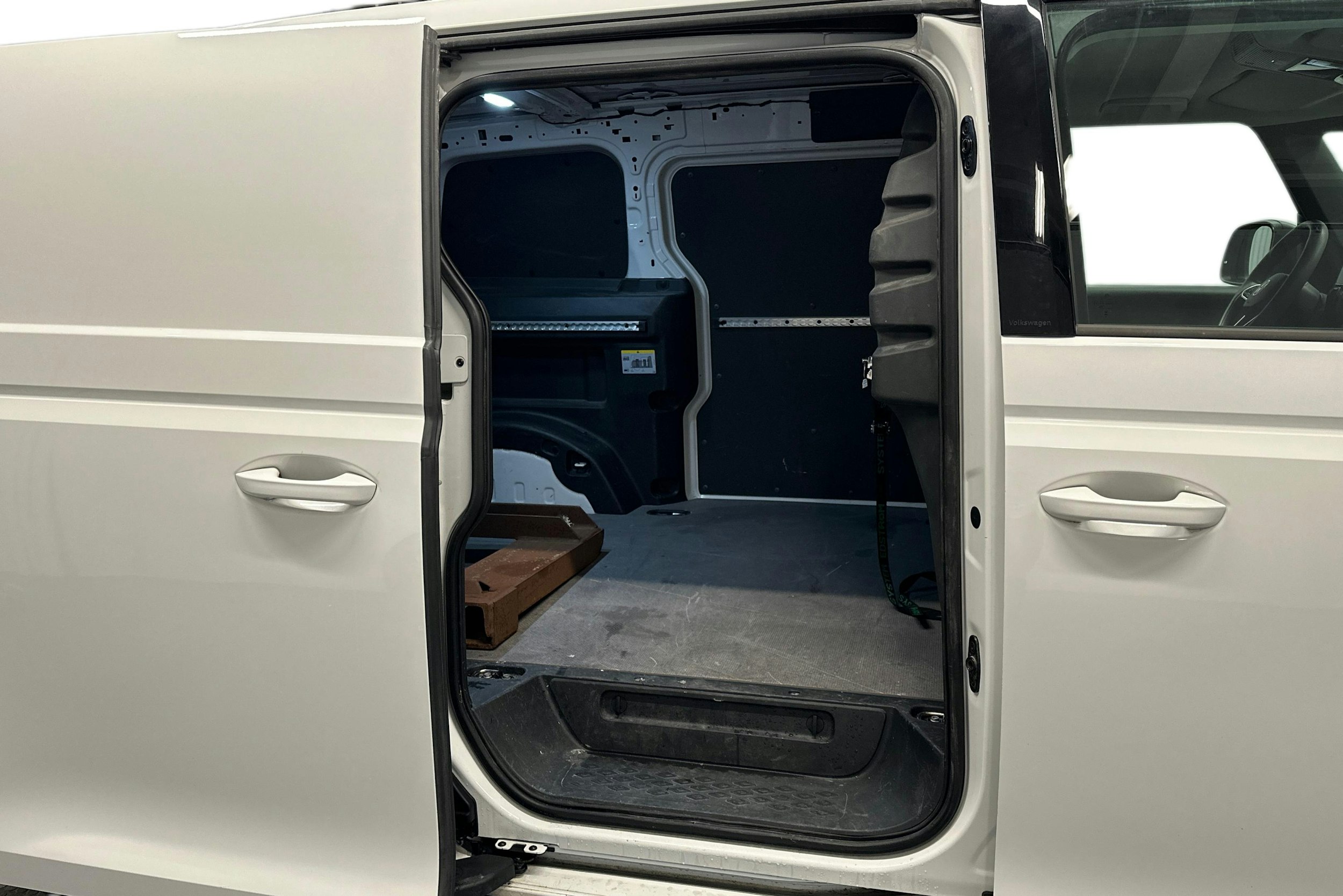 valkoinen Volkswagen ID. Buzz Cargo 2023 kuva 10.