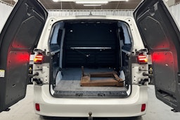 valkoinen Volkswagen ID. Buzz Cargo 2023 kuva 14.