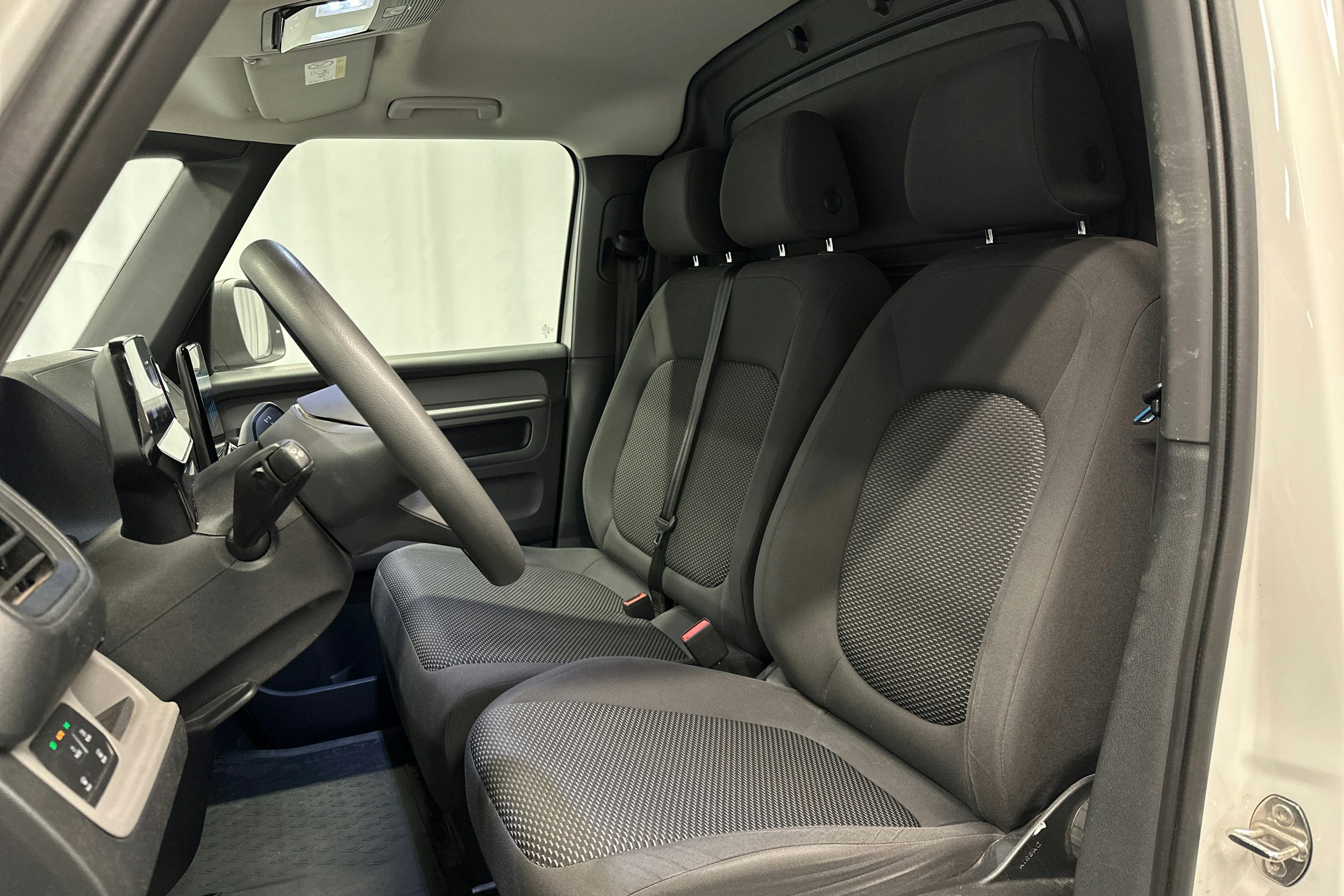 valkoinen Volkswagen ID. Buzz Cargo 2023 kuva 17.