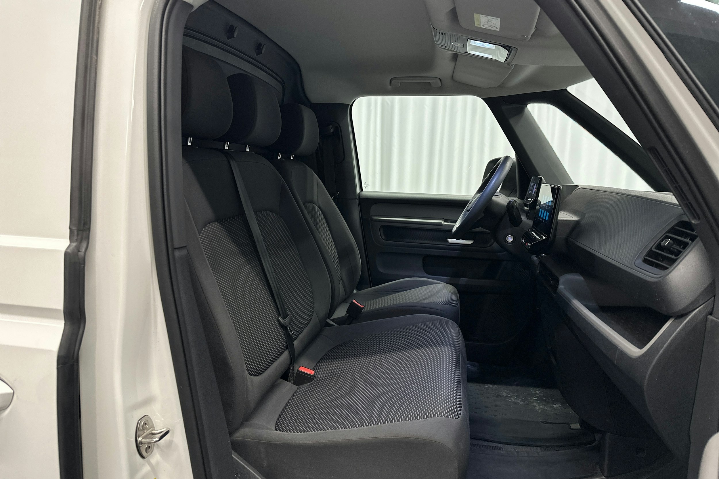 valkoinen Volkswagen ID. Buzz Cargo 2023 kuva 18.