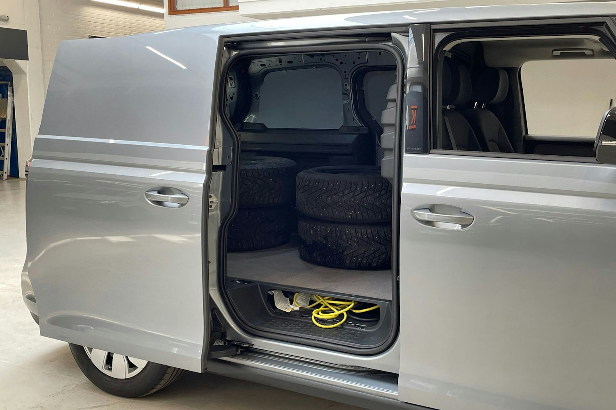 harmaa Volkswagen ID. Buzz Cargo 2023 kuva 12.