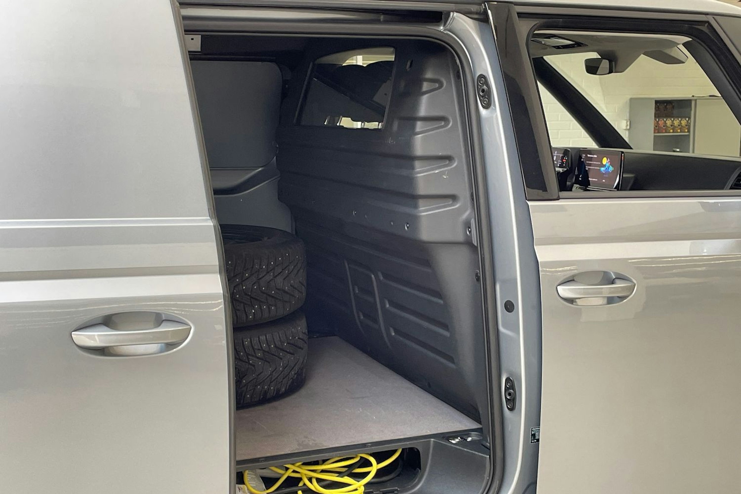 harmaa Volkswagen ID. Buzz Cargo 2023 kuva 13.