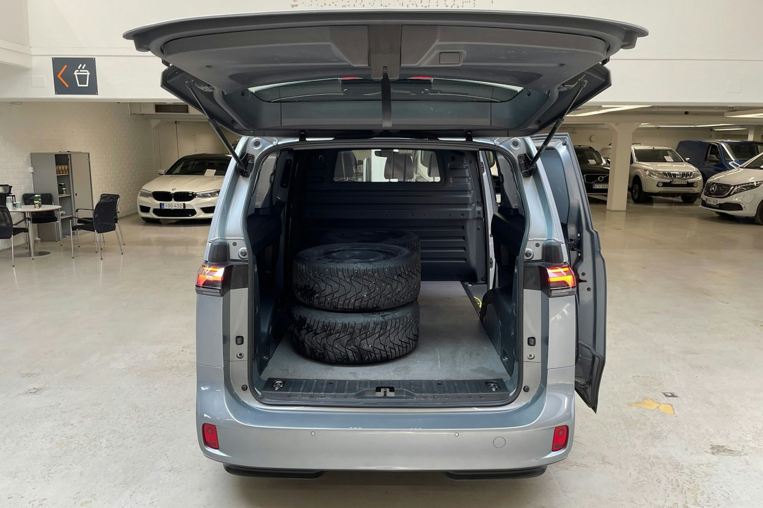 harmaa Volkswagen ID. Buzz Cargo 2023 kuva 14.